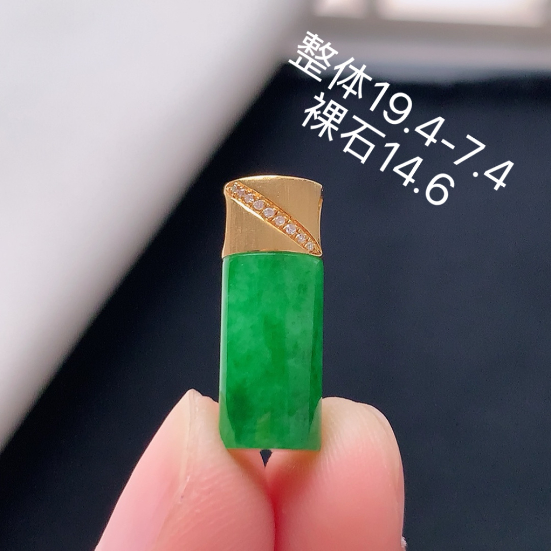 冰阳绿平安扣吊坠。色阳色艳，种老无裂细腻，佩戴优雅时尚，货号18502，19.4/7.4