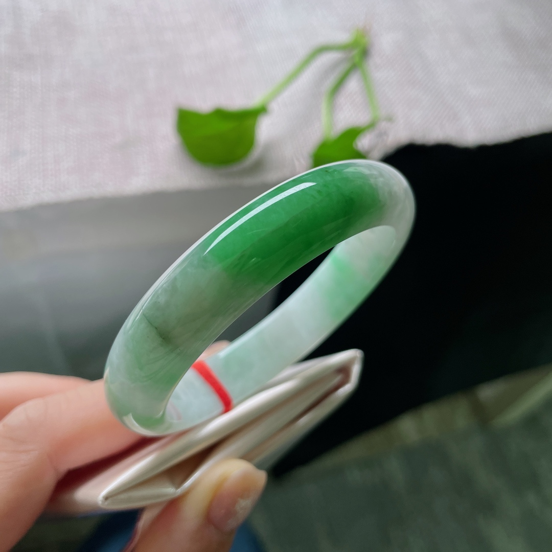 55.8/13.1/8.2，飘阳绿正圈，白底青，青翠欲滴，镯色生香，底子细腻，皮纹，ss52496a