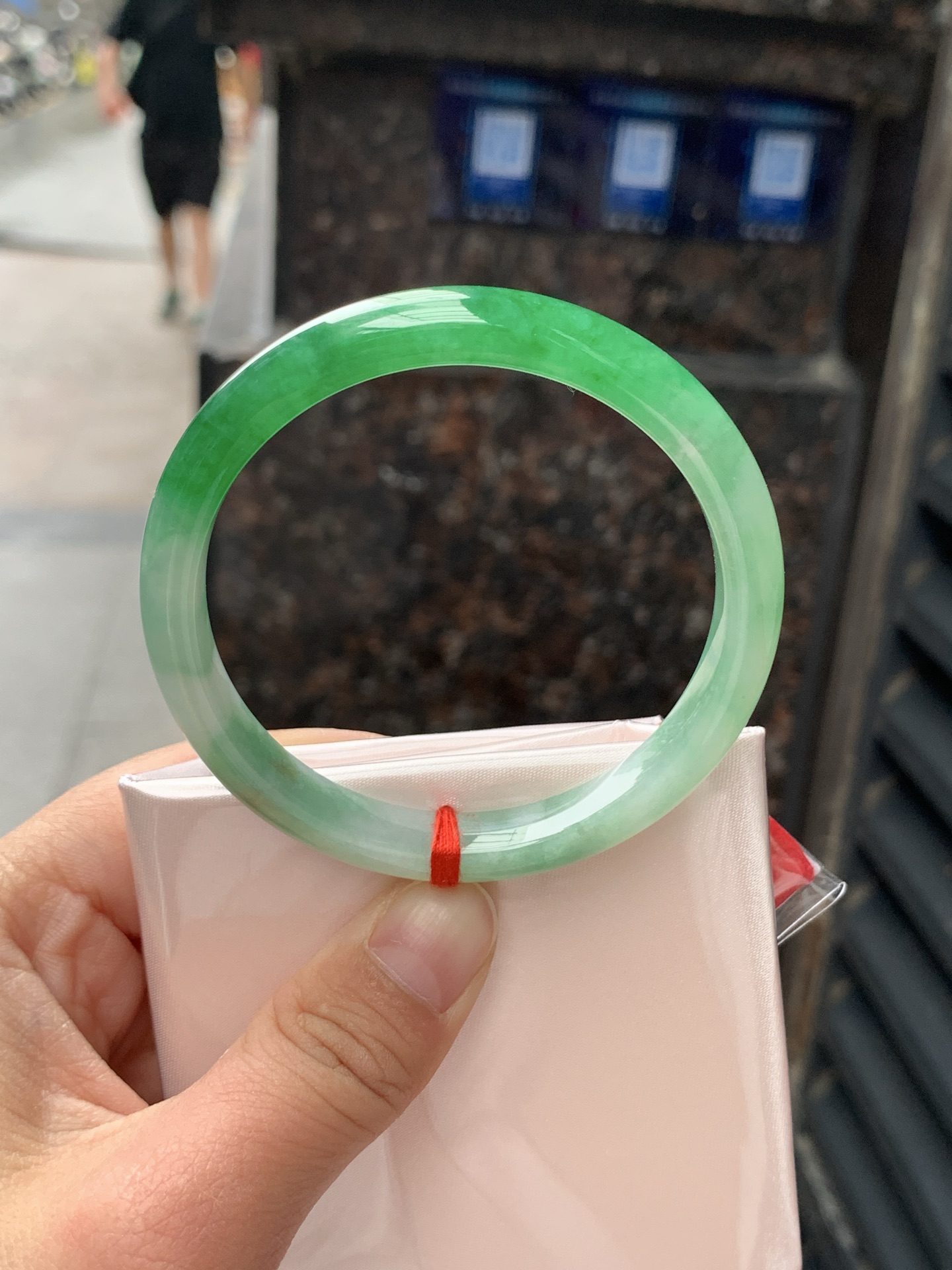 阳绿正圈，55.8/8.6/6.7，0505-N632，打灯多处纹裂，镯型小巧精致，一节阳绿底色浓郁，娇艳欲滴，上手精致贵气