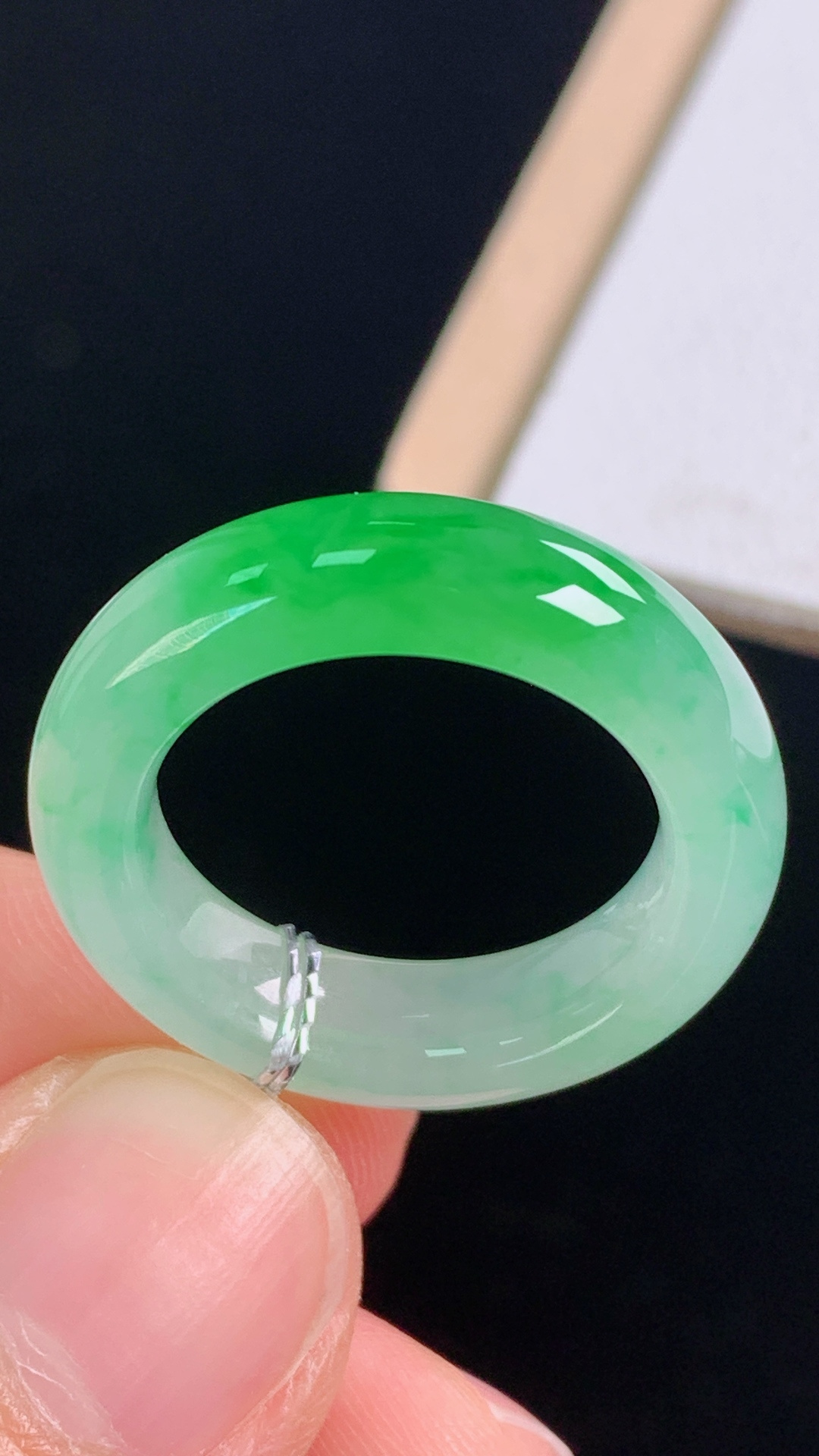 ️冰飘绿指环，花色灵动，清透细腻，无裂，尺寸:圈口12/16.2-5.5-3.7mm
