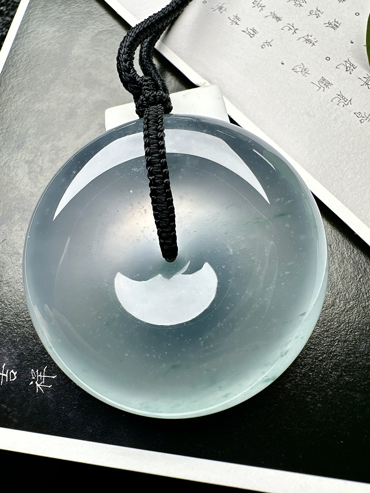 【冰种飘花巨无霸平安扣】质地非常细腻，冰润十足，种老冰透，花色灵动，收藏品质。