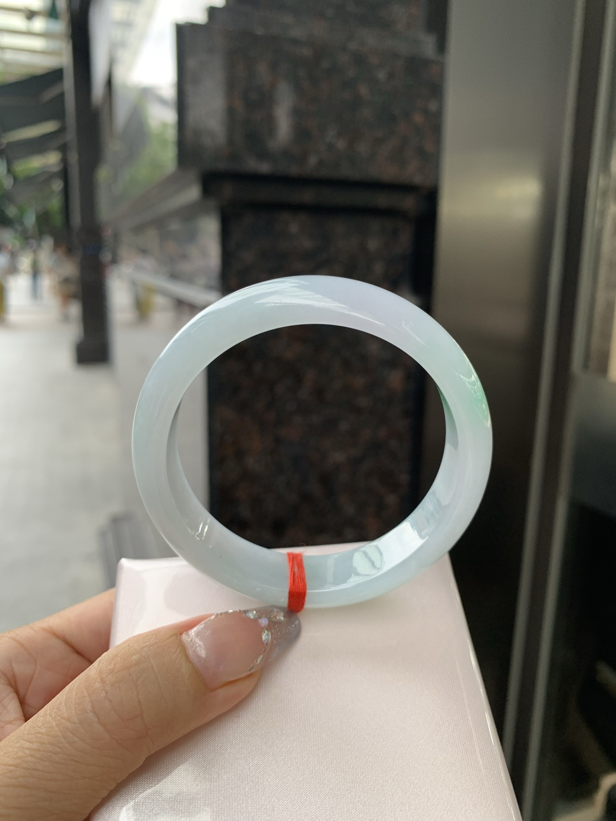 白底青正圈，打灯棉线，底妆水润，一抹阳绿花飘舞，清新动人，更显灵动，有生命力。