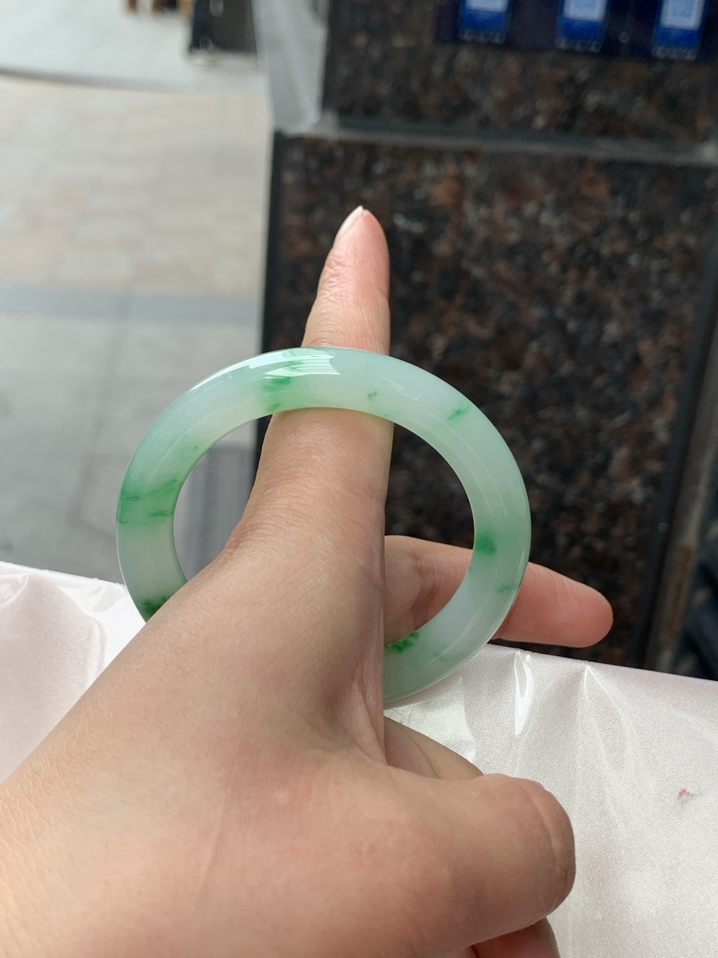 冰种阳绿圆镯，51/9.6/9.3，0506-N641，打灯纹裂，不扣，底妆水润，满圈阳绿花点缀，简约却充满灵气，清新如芽，宛若自然的画卷凝结于腕间，静中带动，韵味悠长