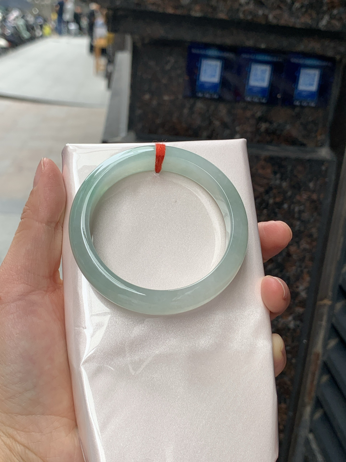 飘绿正圈
53.1-12.4-7.8
底妆水润细腻，淡绿花若隐若现，清爽优雅..