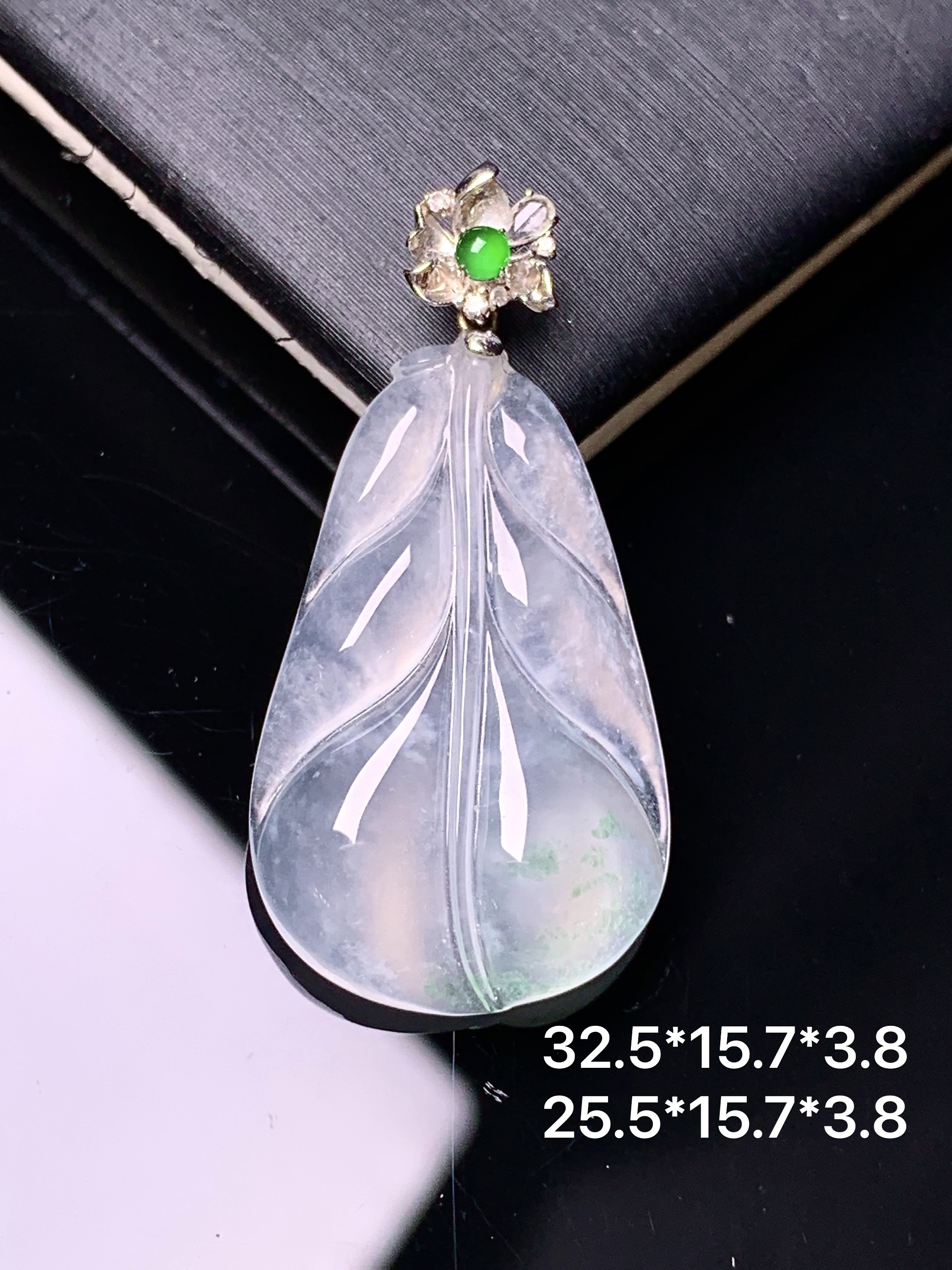 18k金钻镶嵌冰种树叶吊坠 玉质细腻 色泽艳丽清新 水润亮眼 整体尺寸32.5*15.7*3.8 c1