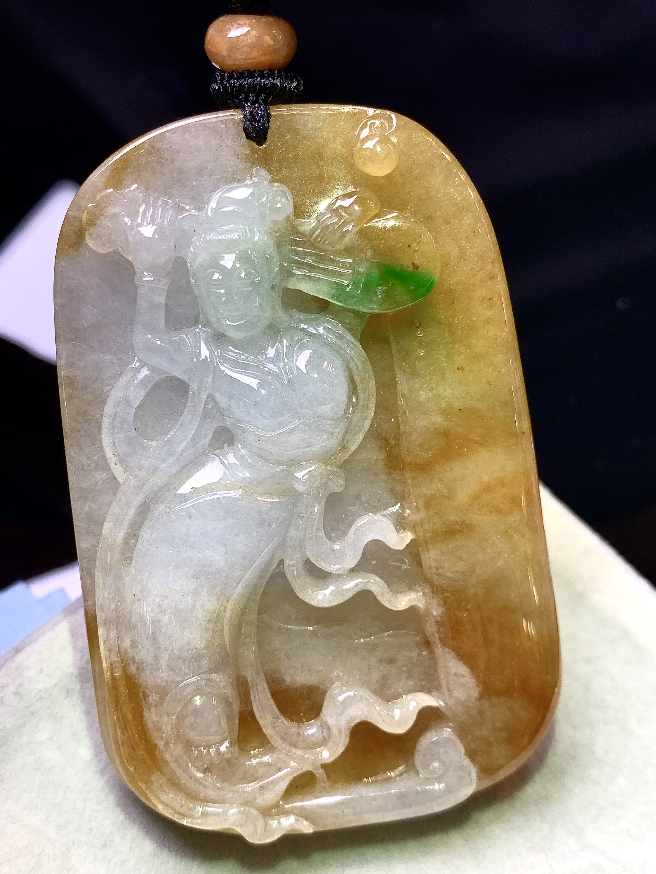 飘黄黄绿翡杨玉环吊坠 玉质细腻 色泽艳丽清新 水润亮眼 整体尺寸49.3*39.2*9.5 w1