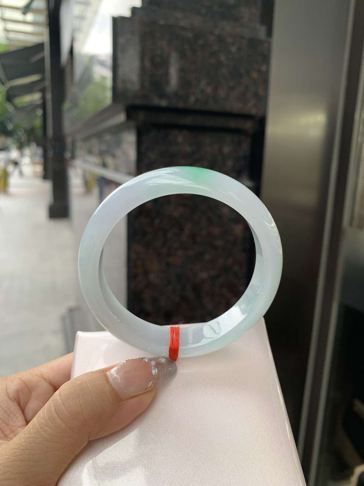 白底青正圈，打灯棉线，底妆水润，一抹阳绿花飘舞，清新动人，更显灵动，有生命力。