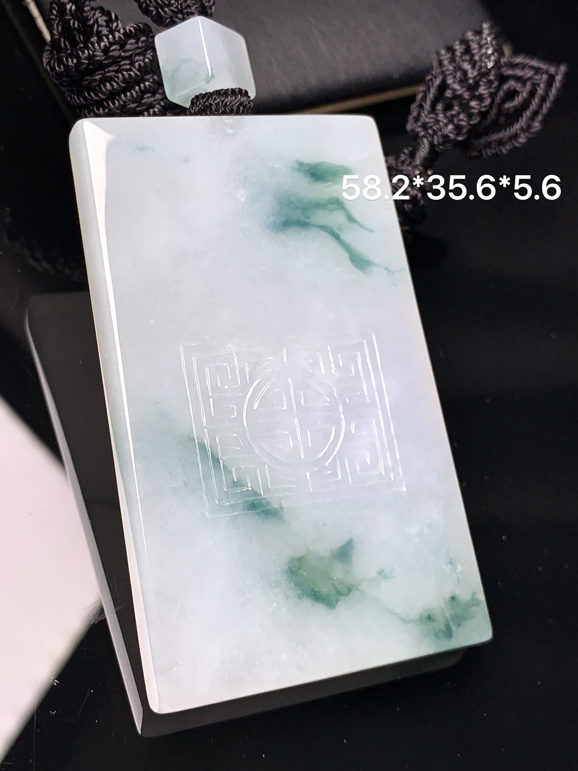 飘绿无事牌吊坠 玉质细腻 色泽艳丽清新 水润亮眼 整体尺寸58.2*35.6*5.6 w1