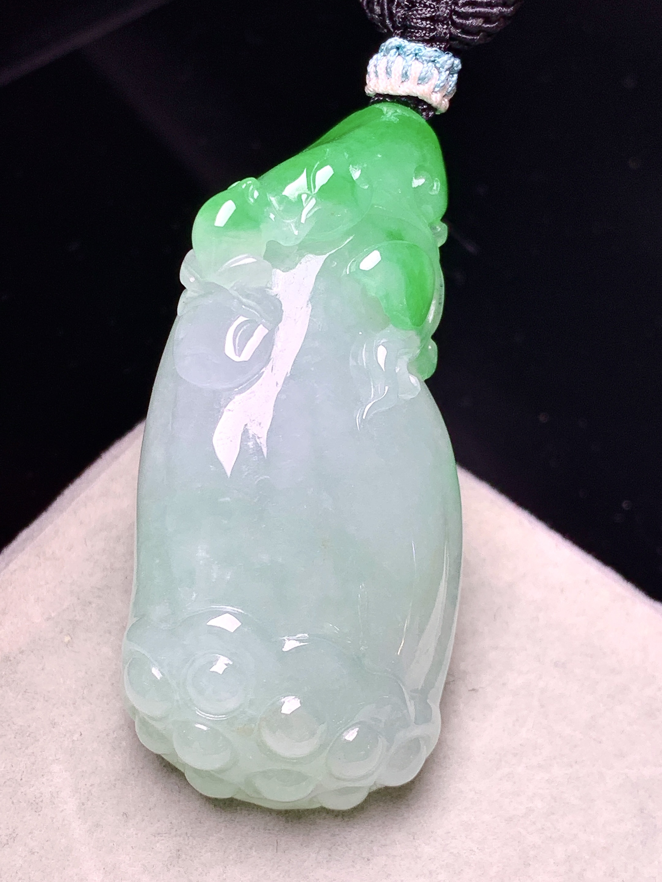 飘绿莲蓬吊坠 玉质细腻 色泽艳丽清新 水润亮眼 整体尺寸45.5*21.5*10.5 a5