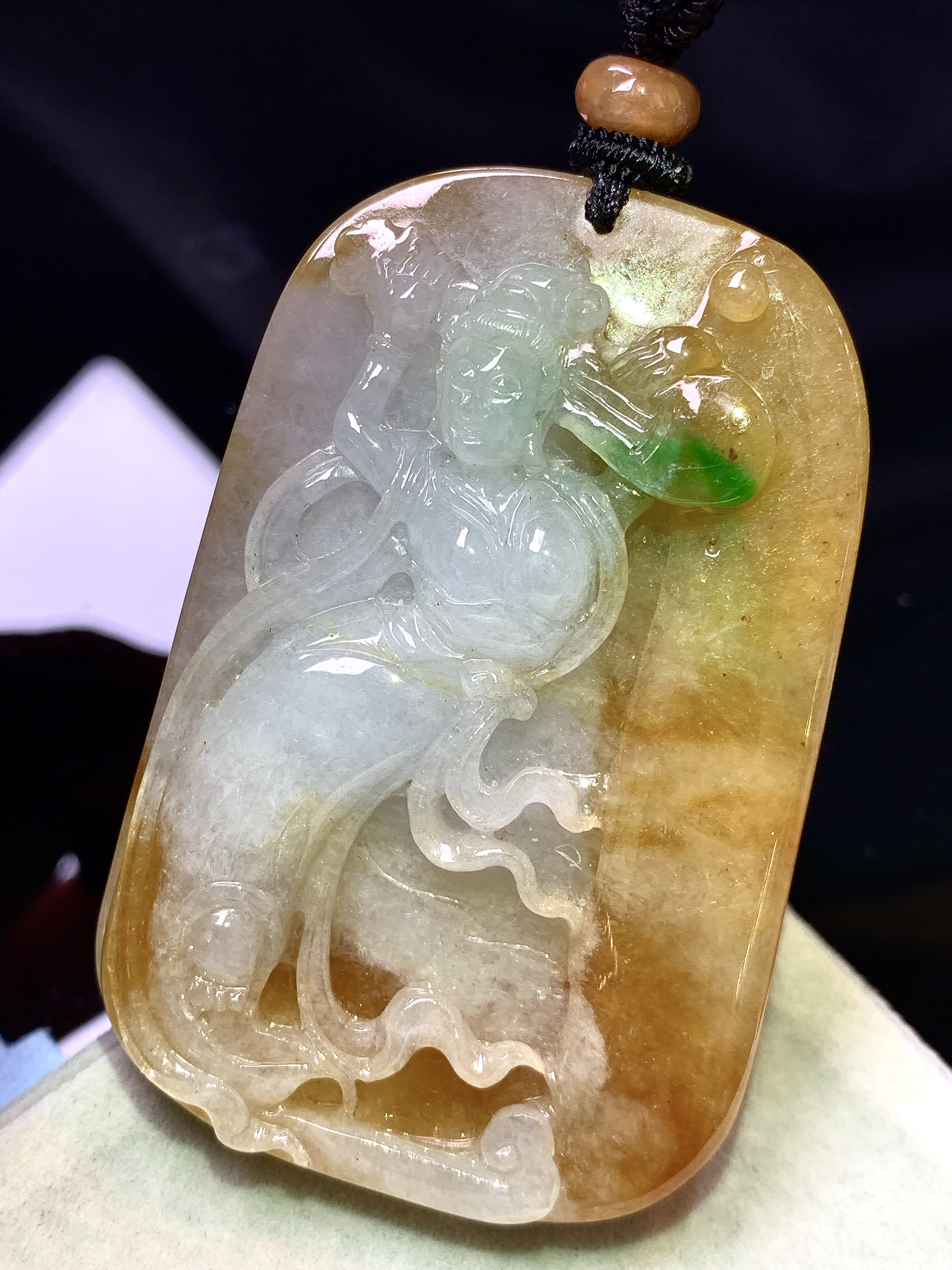 飘黄黄绿翡杨玉环吊坠 玉质细腻 色泽艳丽清新 水润亮眼 整体尺寸49.3*39.2*9.5 w1