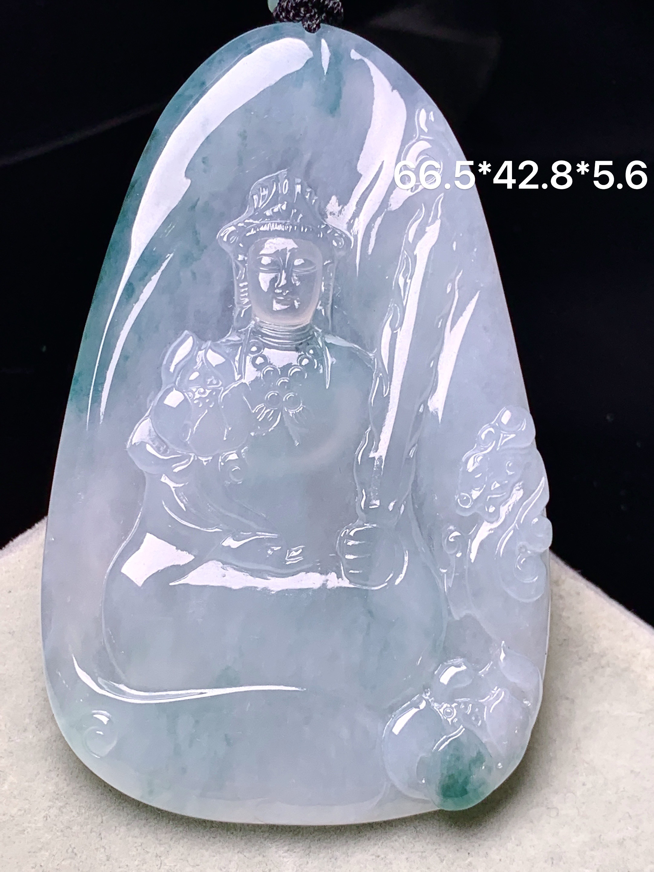 冰种飘绿观音菩萨吊坠 玉质细腻 色泽艳丽清新 水润亮眼 整体尺寸66.5*42.8*5.6 L1