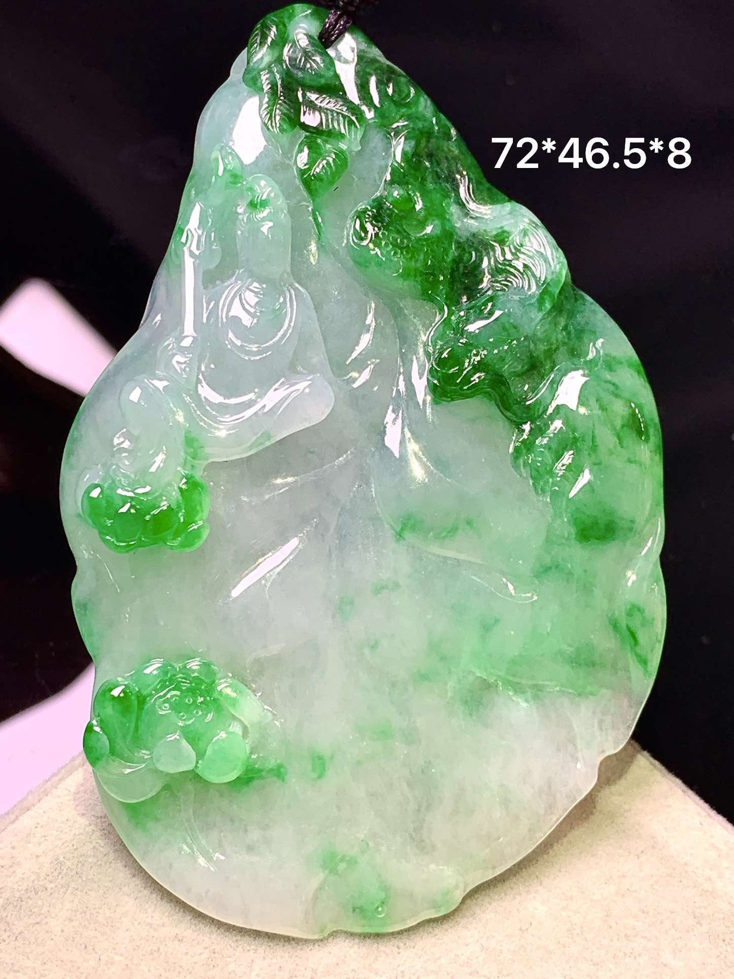 飘绿观音菩萨吊坠 玉质细腻 色泽艳丽清新 水润亮眼 整体尺寸72*46.5*8 w1