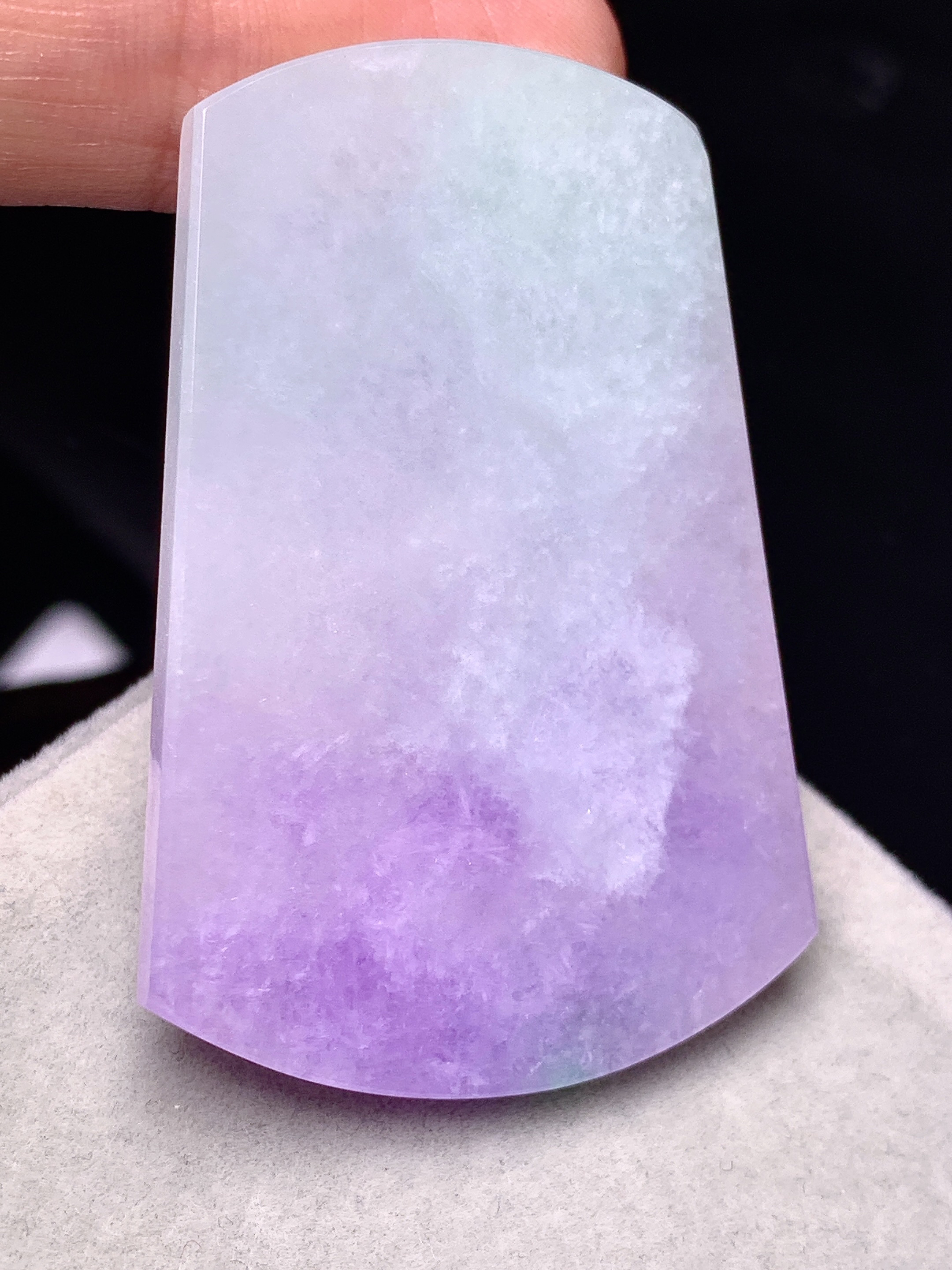 紫罗兰飘绿无事牌吊坠 玉质细腻 色泽艳丽清新 水润亮眼 整体尺寸45.6*30.8*3.5 m2