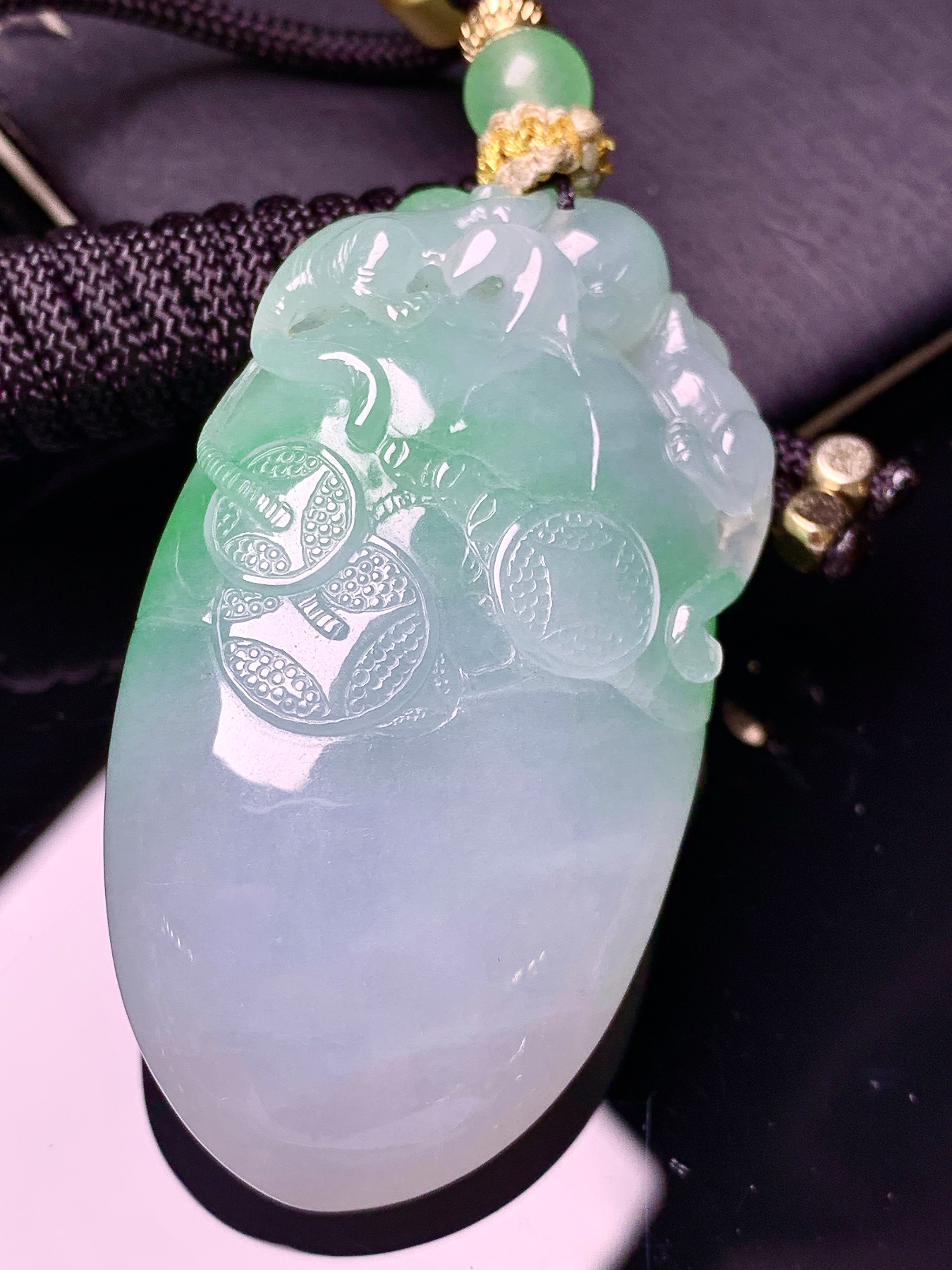 飘绿福瓜吊坠 玉质细腻 色泽艳丽清新 水润亮眼 整体尺寸52.2*28*15.3 L4