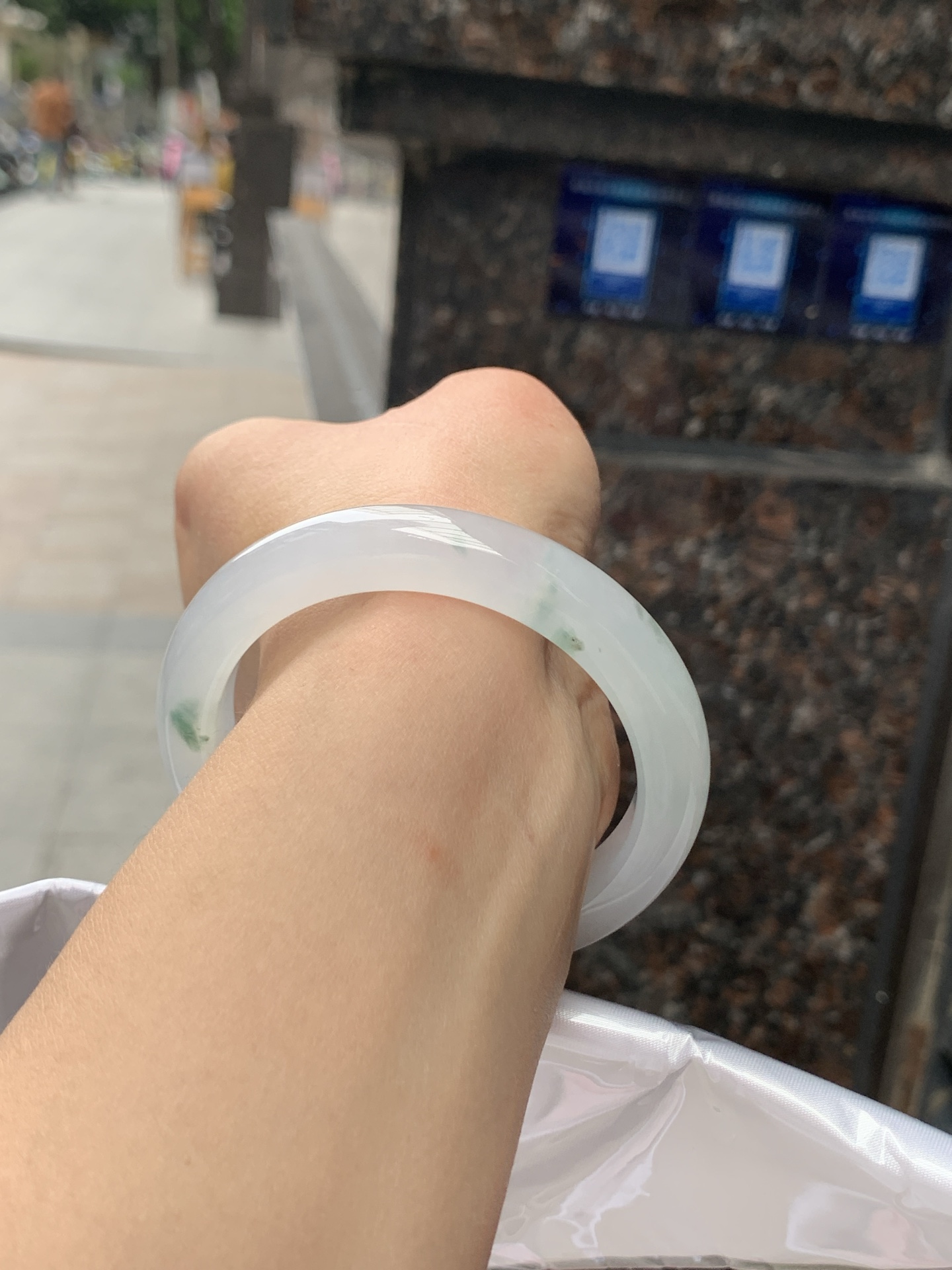 冰飘花正圈，53.4/9.7/8.8，0506-N637，打灯棉纹，底妆胶润细腻，几抹蓝花灵动飘逸，意境感十足，古典优雅又秀气