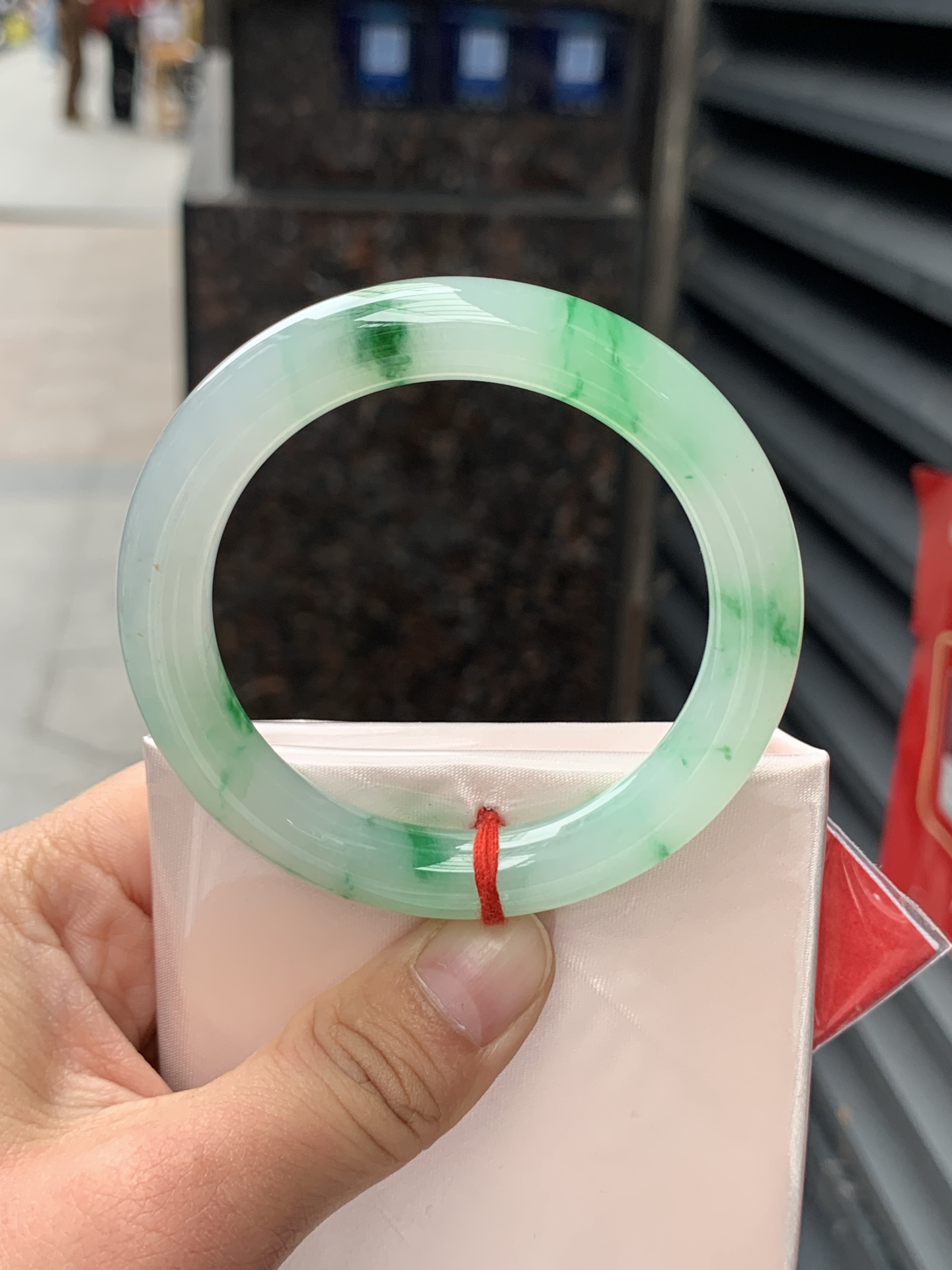 冰种阳绿圆镯，51/9.6/9.3，0506-N641，打灯纹裂，不扣，底妆水润，满圈阳绿花点缀，简约却充满灵气，清新如芽，宛若自然的画卷凝结于腕间，静中带动，韵味悠长