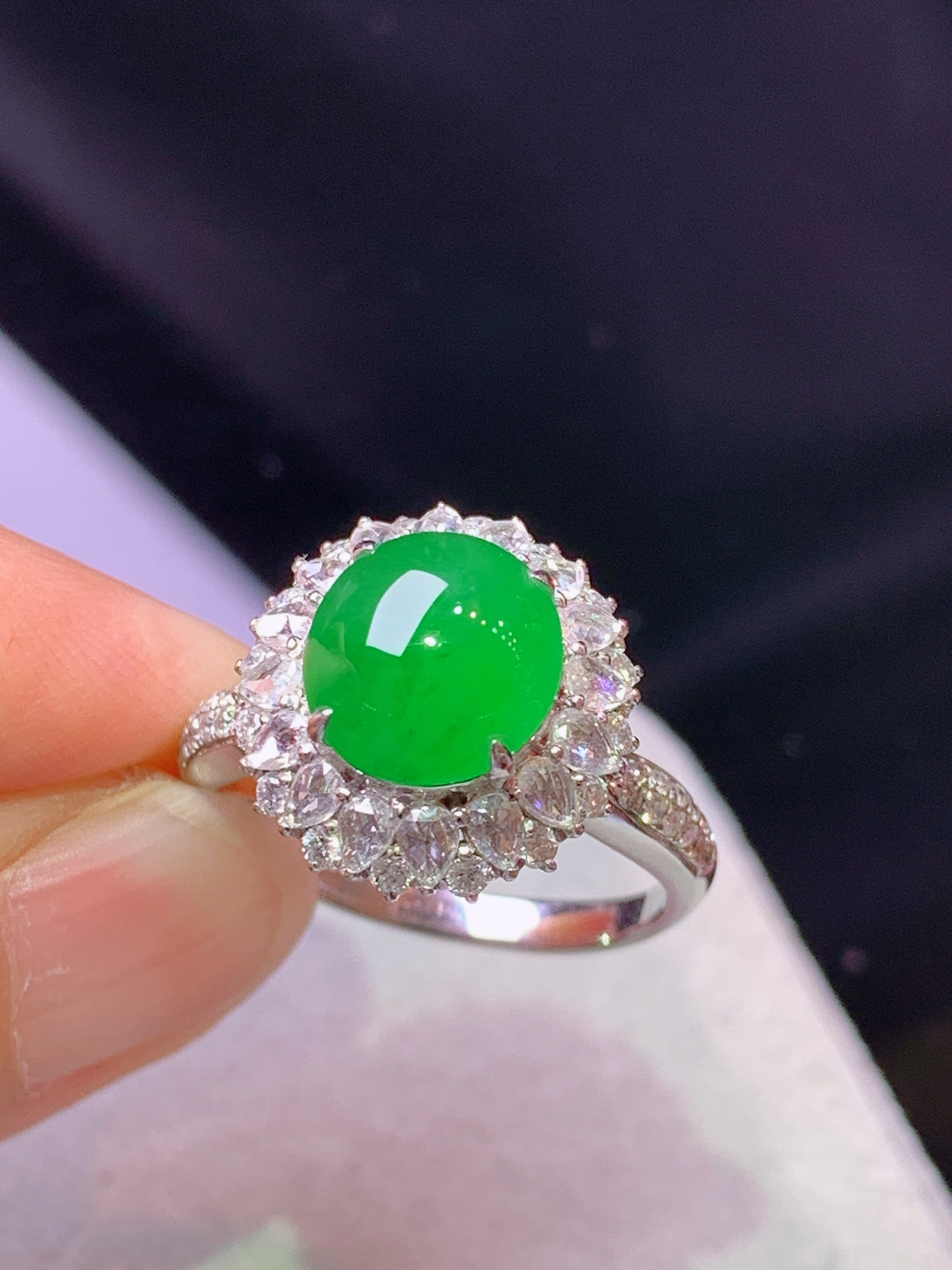 18k金钻镶嵌满绿蛋面戒指 玉质细腻 色泽艳丽清新 水润亮眼 圈口14 整体尺寸14.3*13.5*10.2 h1