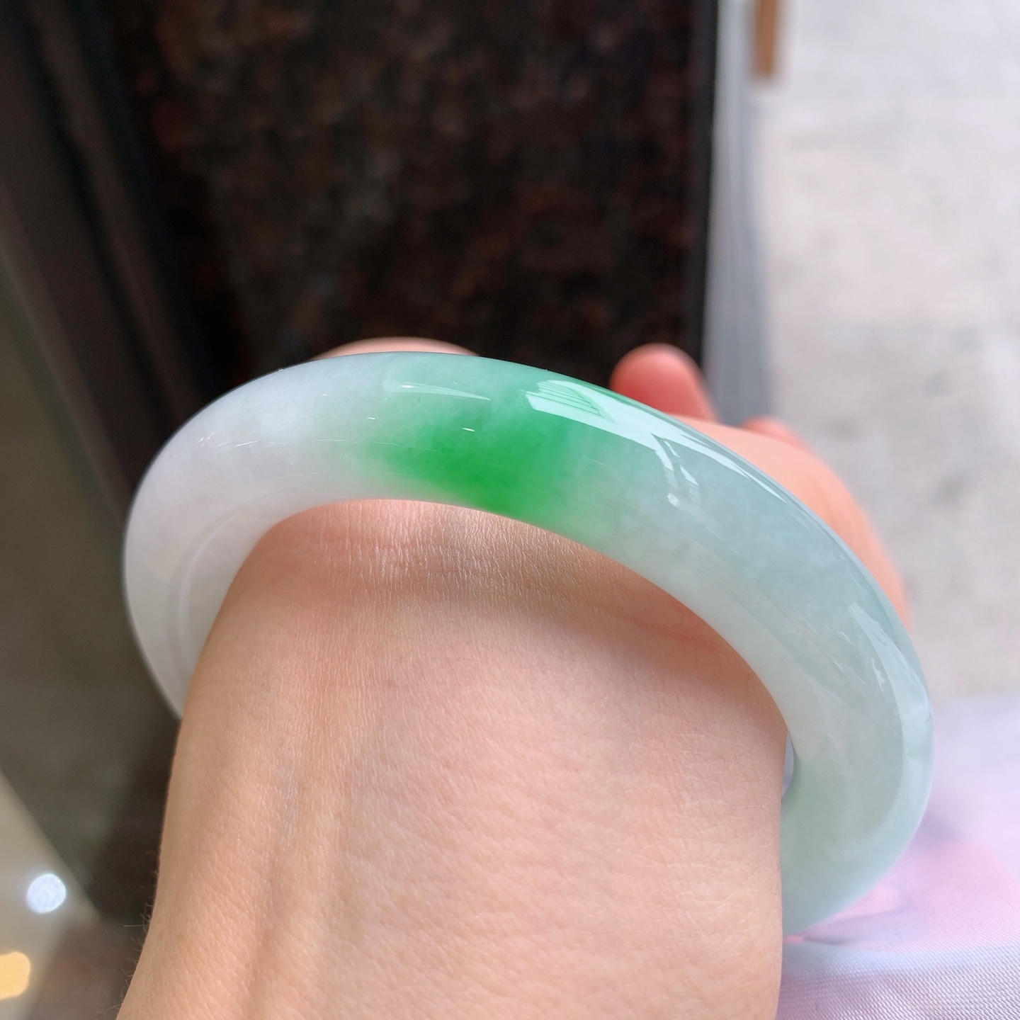 圆条冰飘绿，无裂，尺寸：56.3/11.2/11.5，清爽色阳