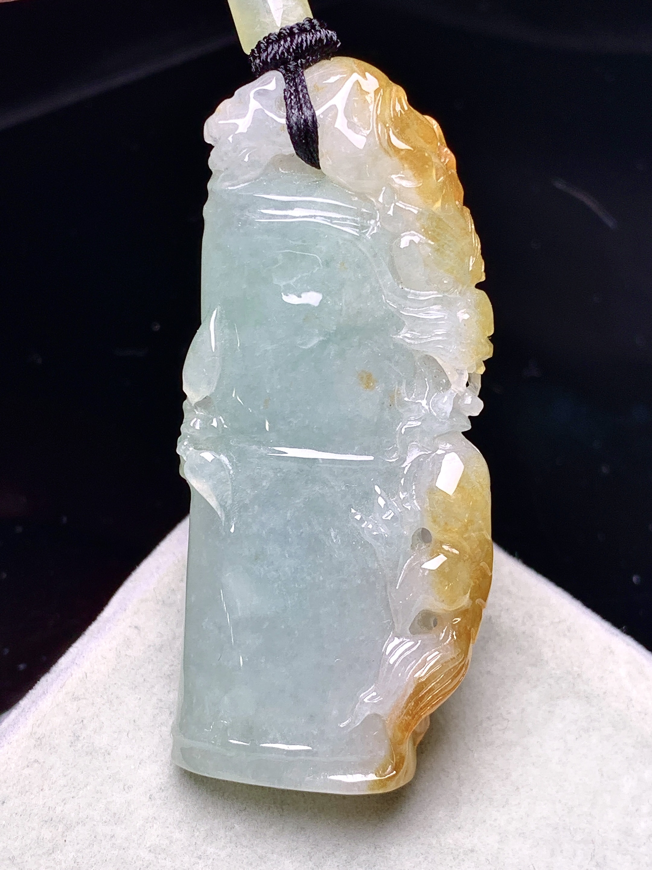 飘黄翡竹节吊坠 玉质细腻 色泽艳丽清新 水润亮眼 整体尺寸49.2*21.8*7.2 L1