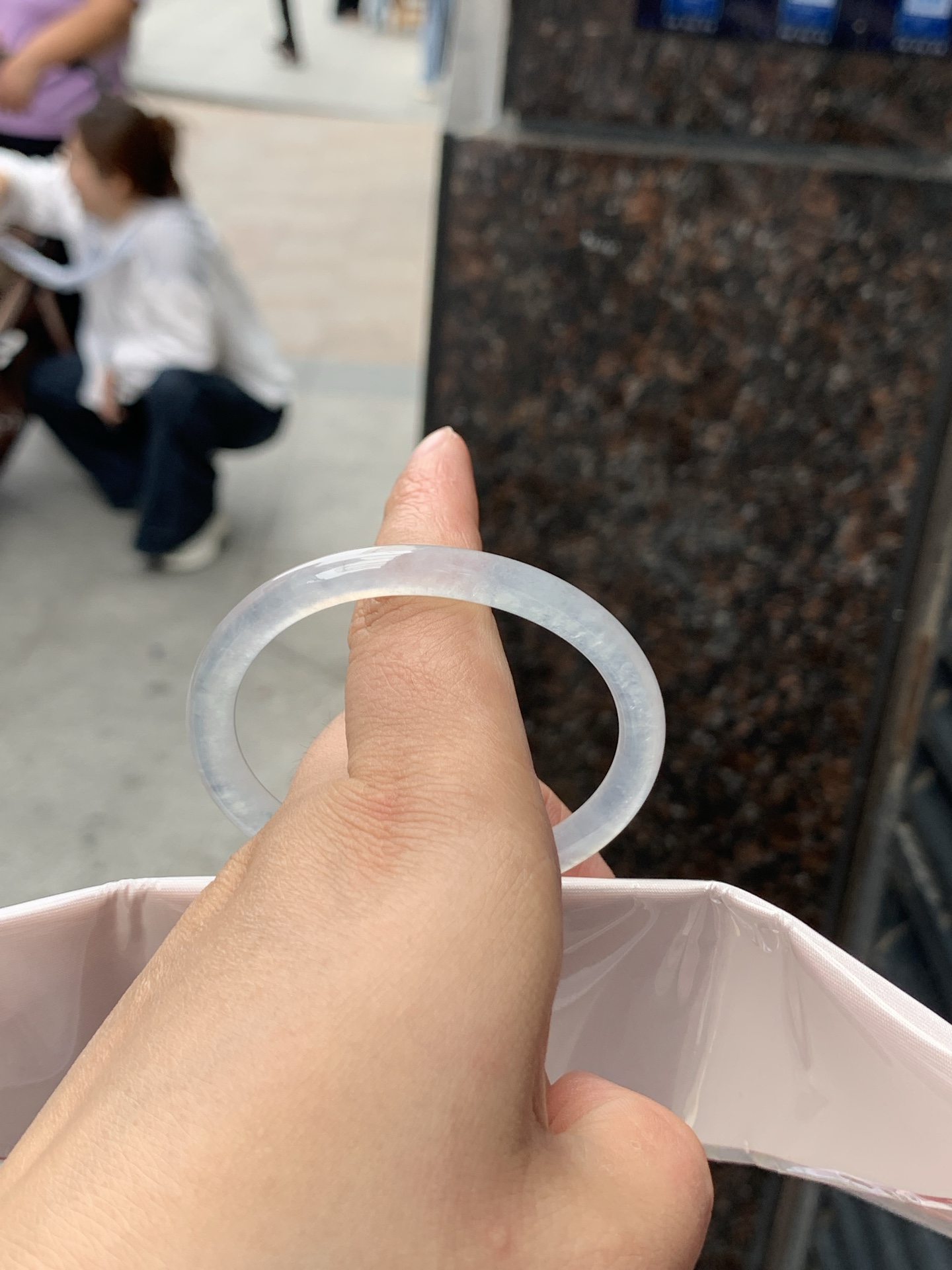 贵妃，52.7-42.7-5.9-6.3，0506-N633，打灯冰晶纹，底妆冰透起光，蓝花灵动飘逸，勾勒出一幅唯美诗意的山水意境画，古典优雅又秀气