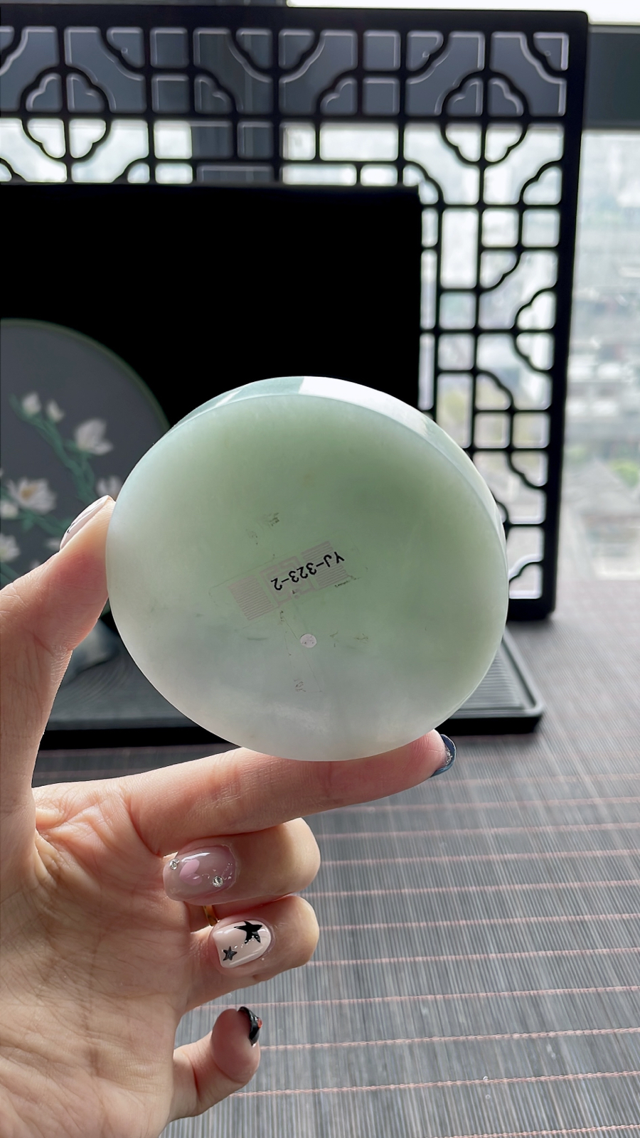  
【绿底镯胚】
【尺寸】76-13；正圈最大做60，圆条最大做56
绿底子厚实油润，满圈绿意均匀地铺开，像被油浸透的老玉，颜色沉稳不轻浮，上手显得特别有底气