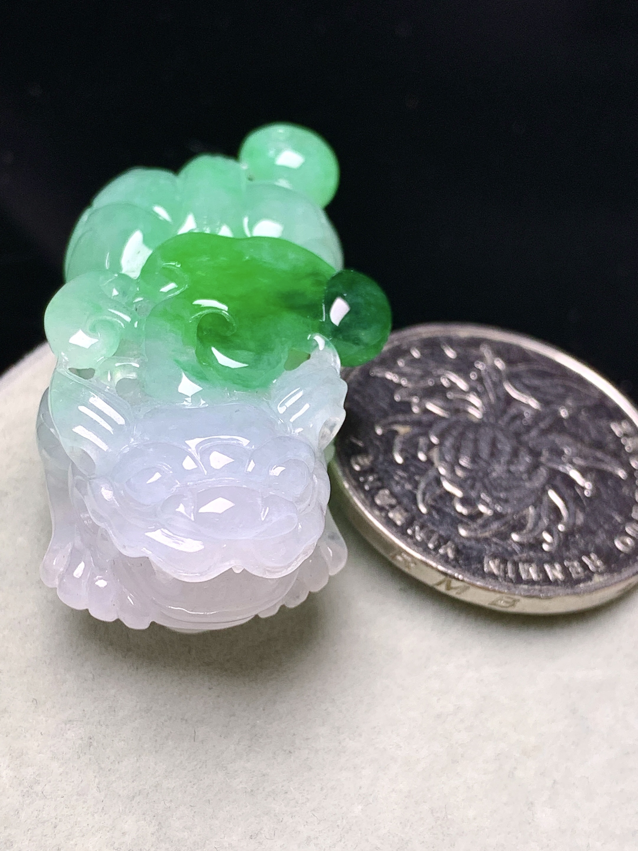 飘绿貔貅吊坠 玉质细腻 色泽艳丽清新 水润亮眼 整体尺寸40.8*21.5*11.5 a5
