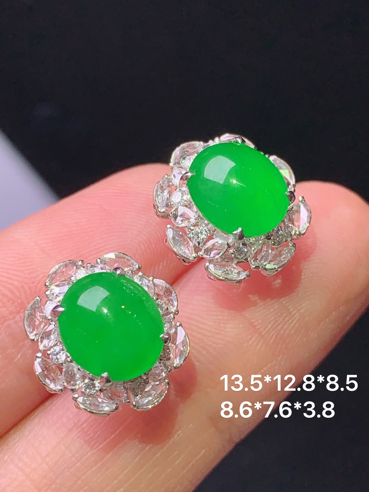 18k金钻镶嵌满绿蛋面耳钉 玉质细腻 色泽艳丽清新 水润亮眼 整体尺寸13.5*12.8*8.5 h2