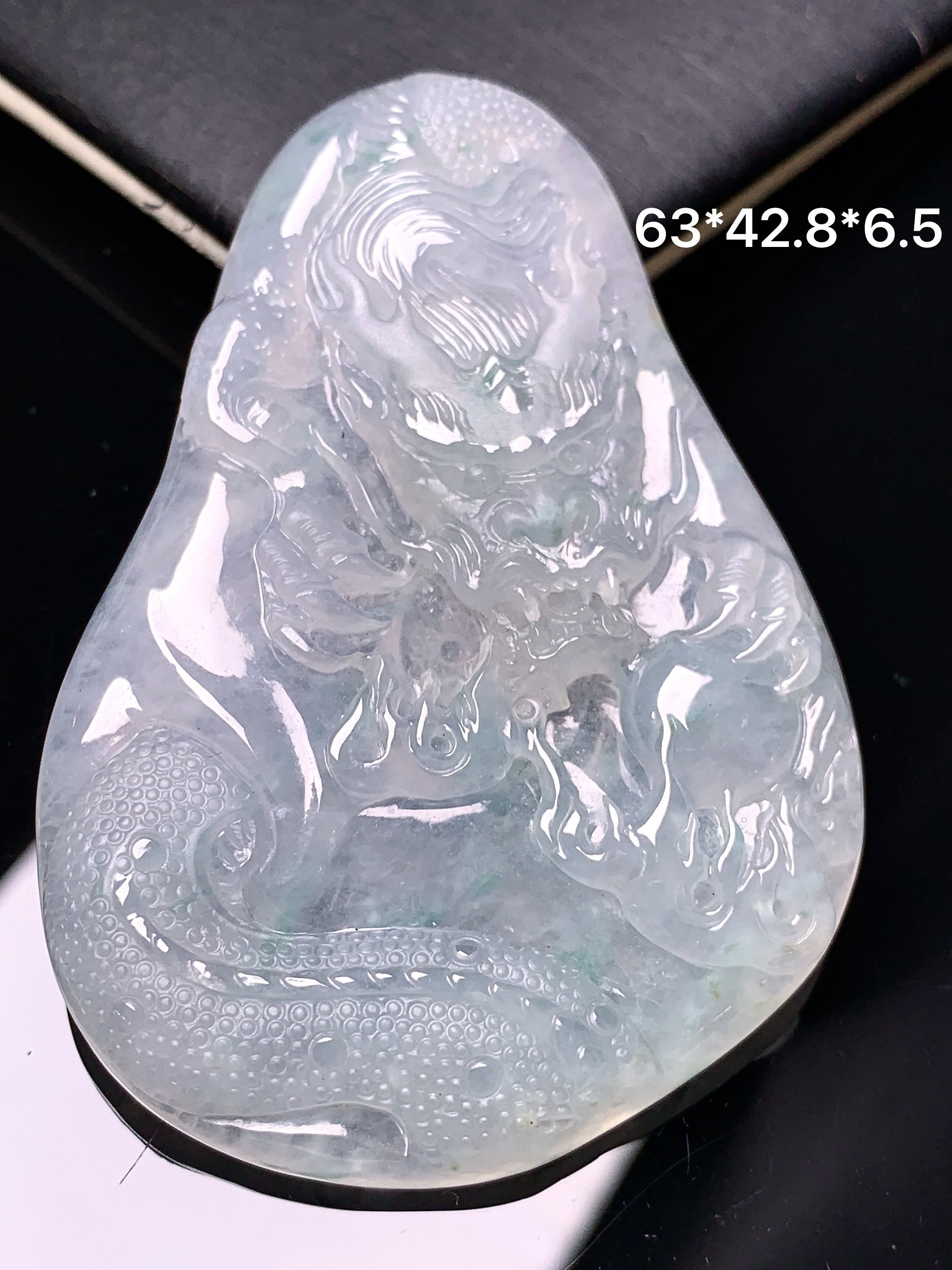 冰种龙牌吊坠 玉质细腻 色泽艳丽清新 水润亮眼 整体尺寸63*42.8*6.5 c1