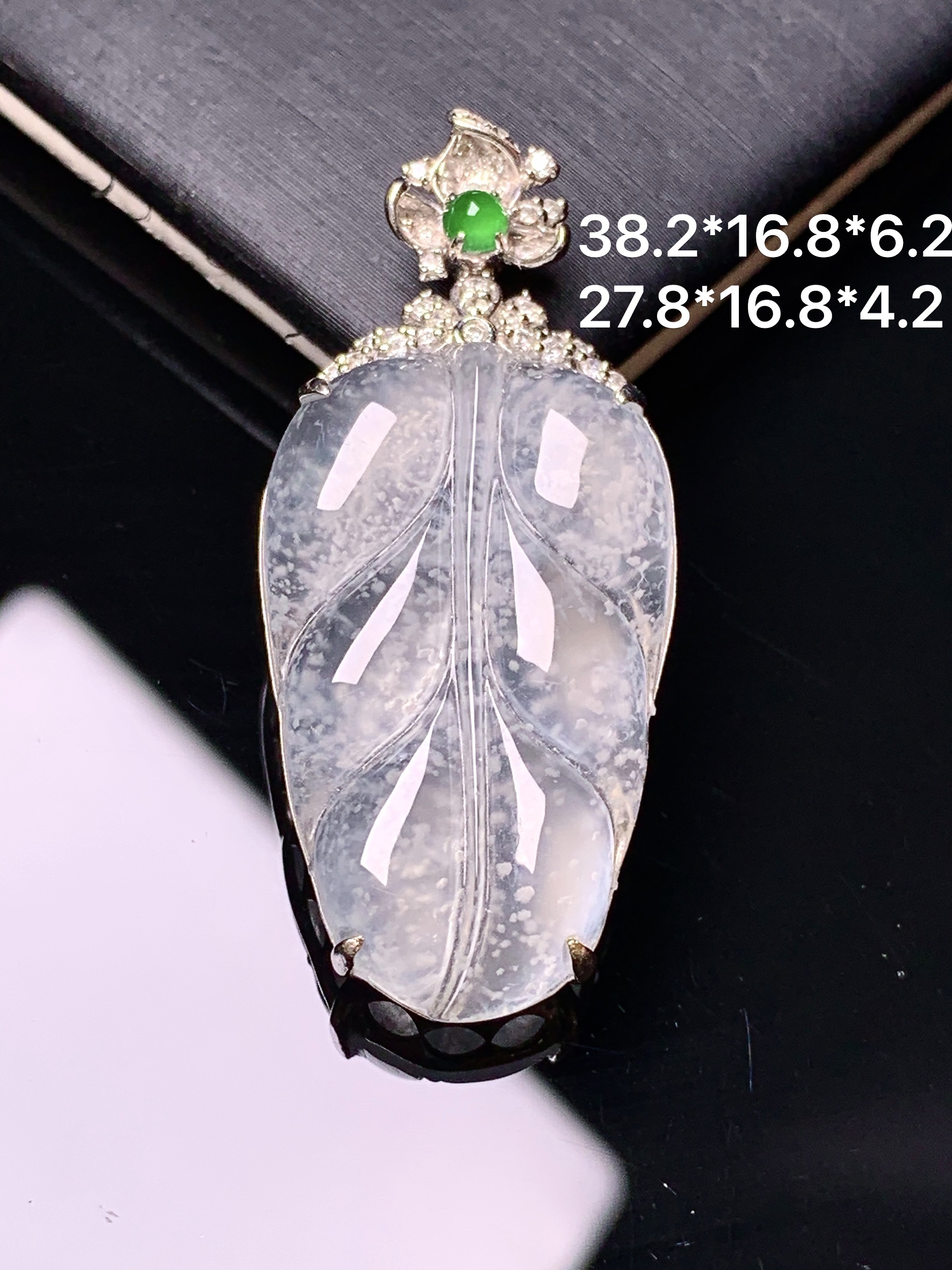 18k金钻镶嵌冰种雪花棉树叶吊坠 玉质细腻 色泽艳丽清新 水润亮眼 整体尺寸38.2*16.8*6.2 j2
