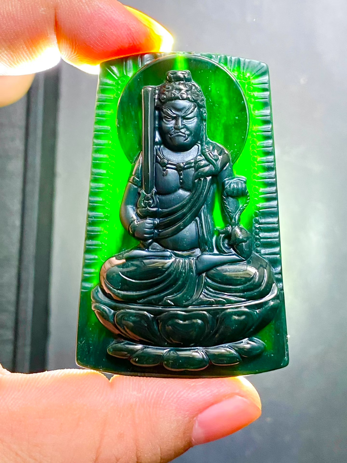墨翠：【不动明王】细腻干净，黑度好，性价比高，雕工精湛，打灯透绿