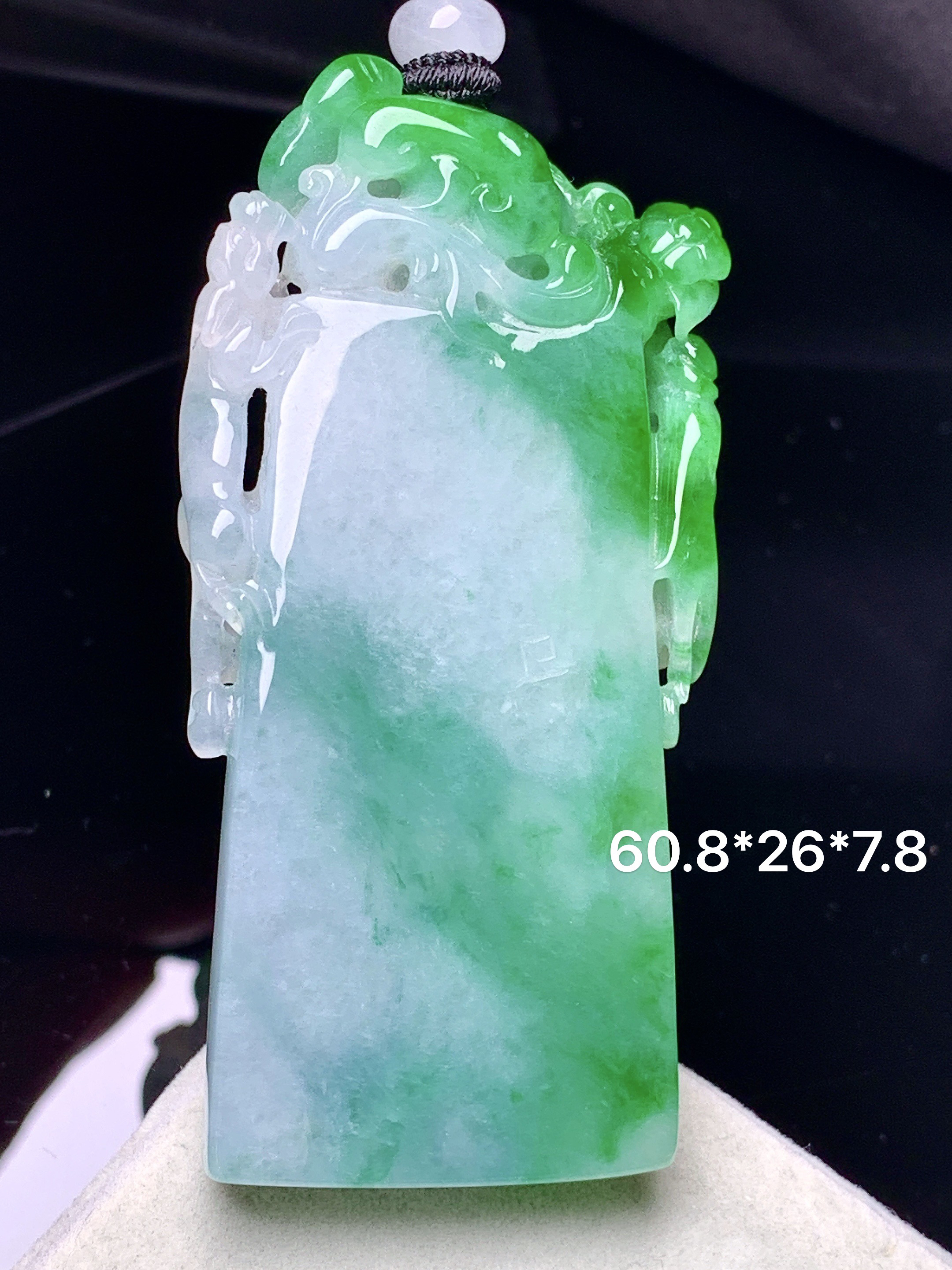 飘绿竹节吊坠 玉质细腻 色泽艳丽清新 水润亮眼 整体尺寸60.8*26*7.8 L1