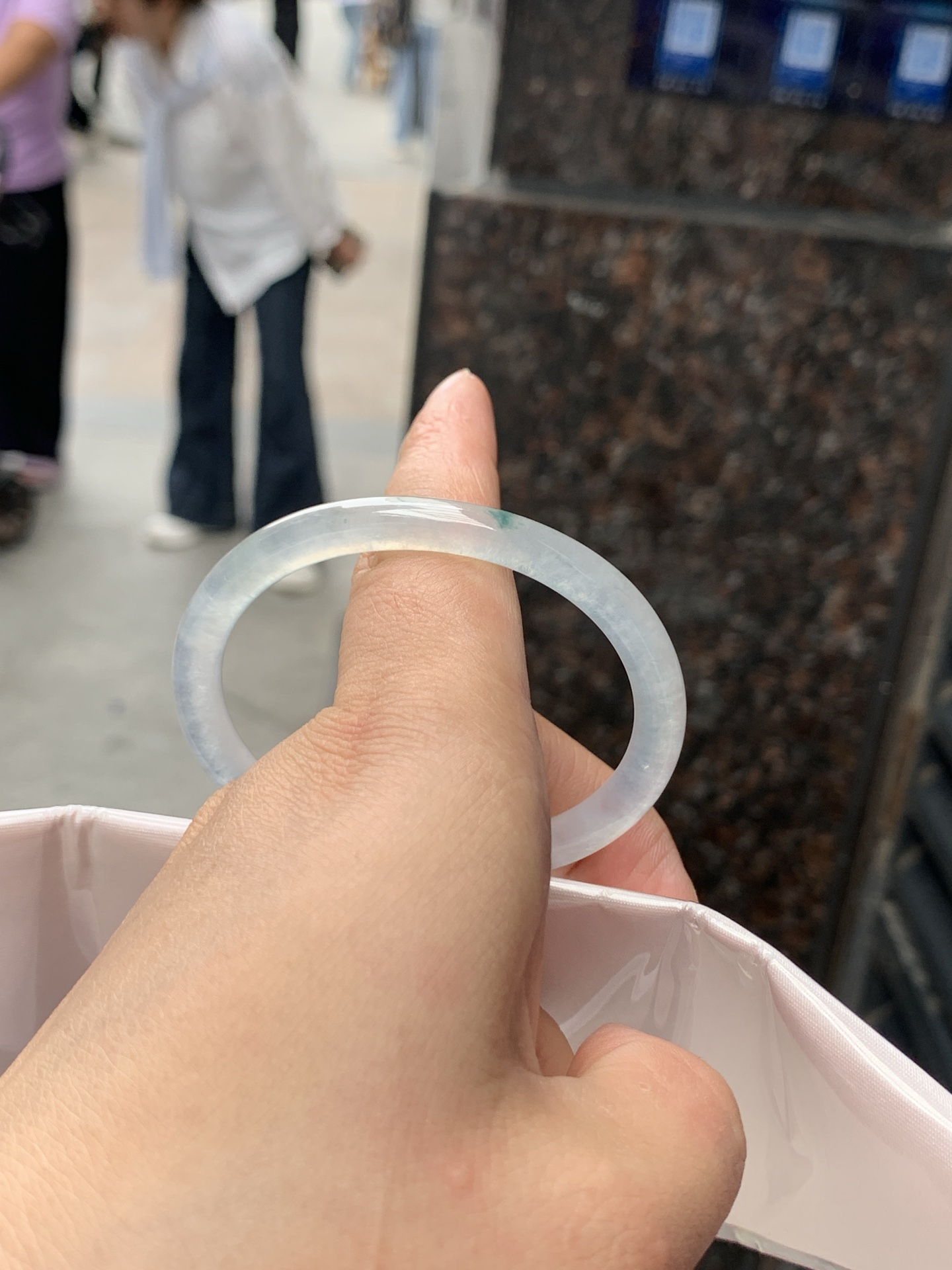 贵妃，52.7-42.7-5.9-6.3，0506-N633，打灯冰晶纹，底妆冰透起光，蓝花灵动飘逸，勾勒出一幅唯美诗意的山水意境画，古典优雅又秀气