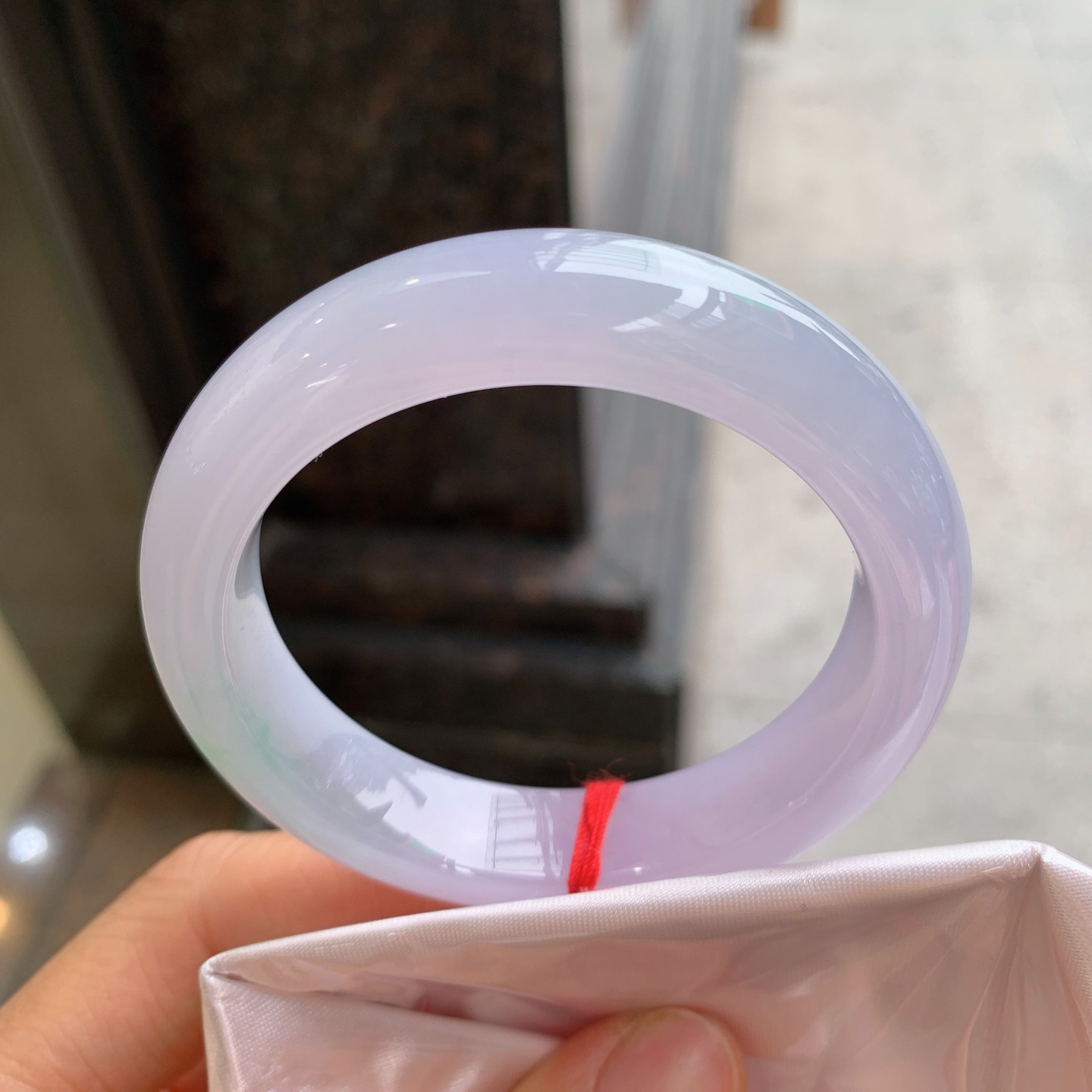 正圈冰种飘绿，有纹，尺寸51.7/12.7/8.8，小圈口