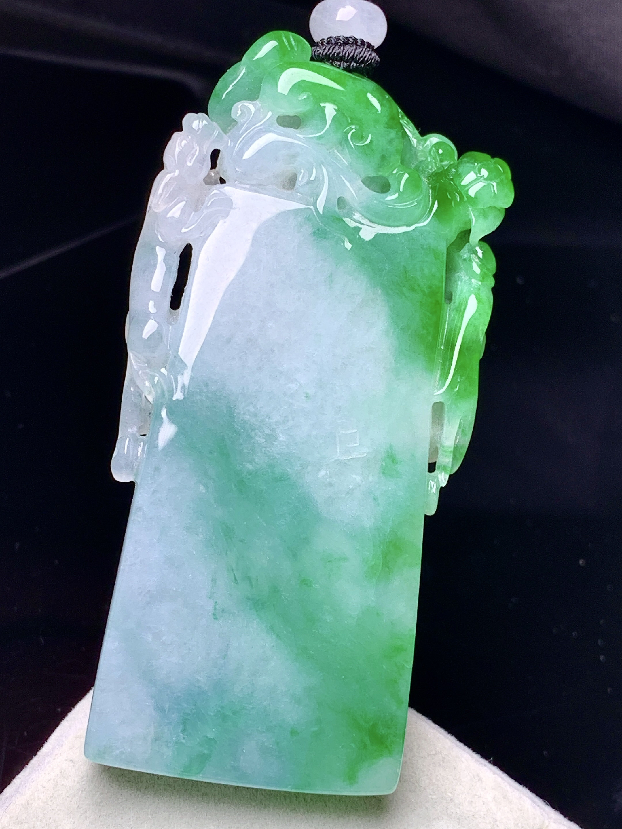 飘绿竹节吊坠 玉质细腻 色泽艳丽清新 水润亮眼 整体尺寸60.8*26*7.8 L1