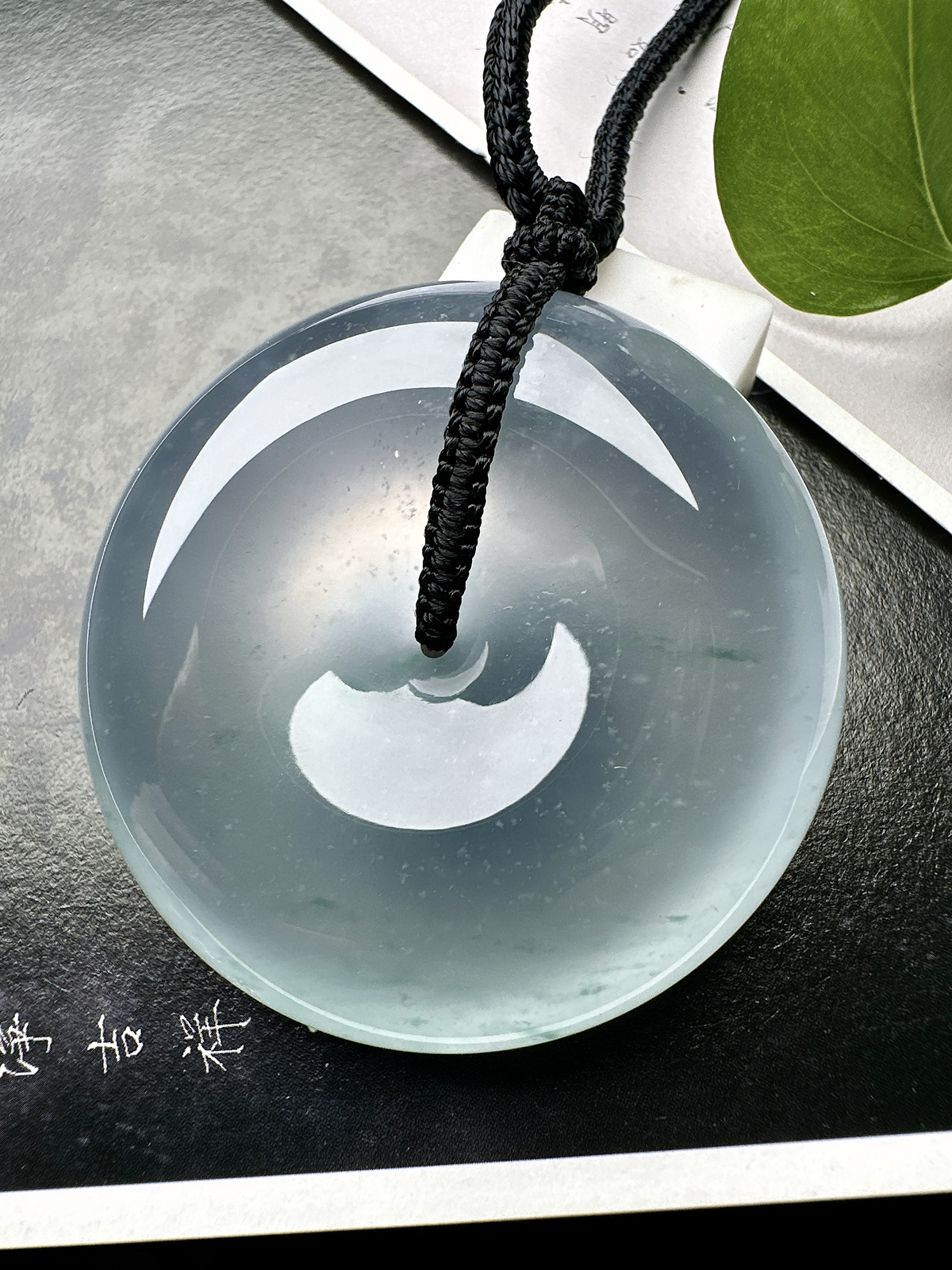 【冰种飘花巨无霸平安扣】质地非常细腻，冰润十足，种老冰透，花色灵动，收藏品质。