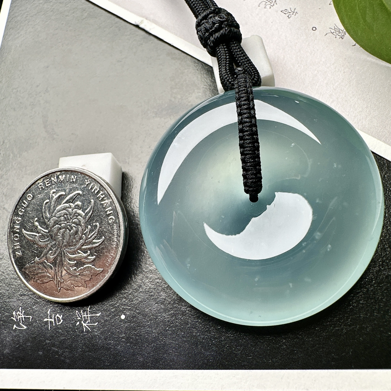 【冰种巨无霸天空蓝平安扣】质地非常细腻干净，冰润十足，种老冰透，收藏品质
