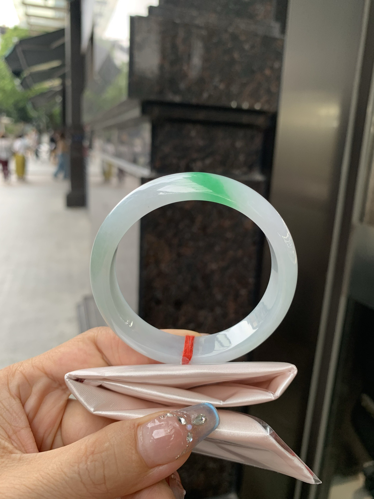 白底青正圈，打灯棉线，底妆水润，一抹阳绿花飘舞，清新动人，更显灵动，有生命力。