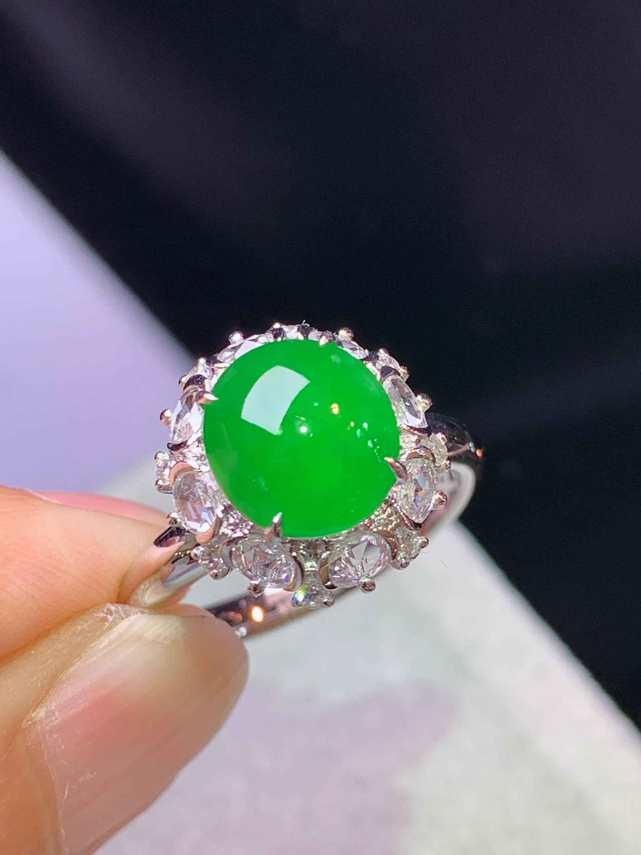 18k金钻镶嵌满绿蛋面戒指 玉质细腻 色泽艳丽清新 水润亮眼 圈口14 整体尺寸13.8*13*9.