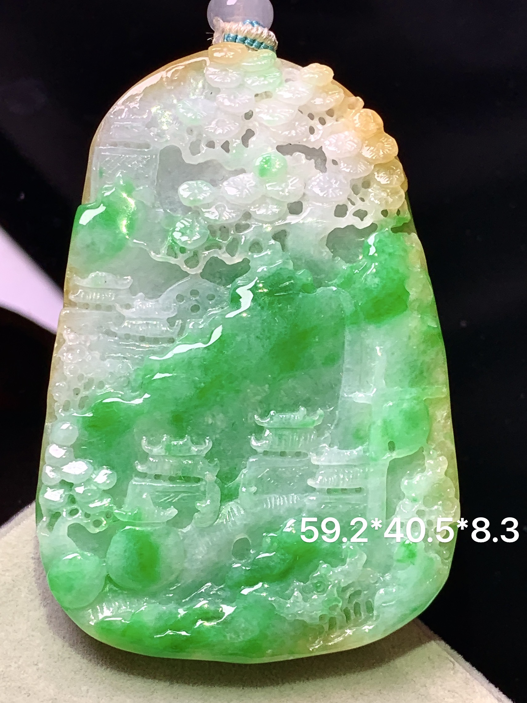 飘黄绿翡山水牌子吊坠 玉质细腻 色泽艳丽清新 水润亮眼 整体尺寸59.2*40.5*8.3 w1