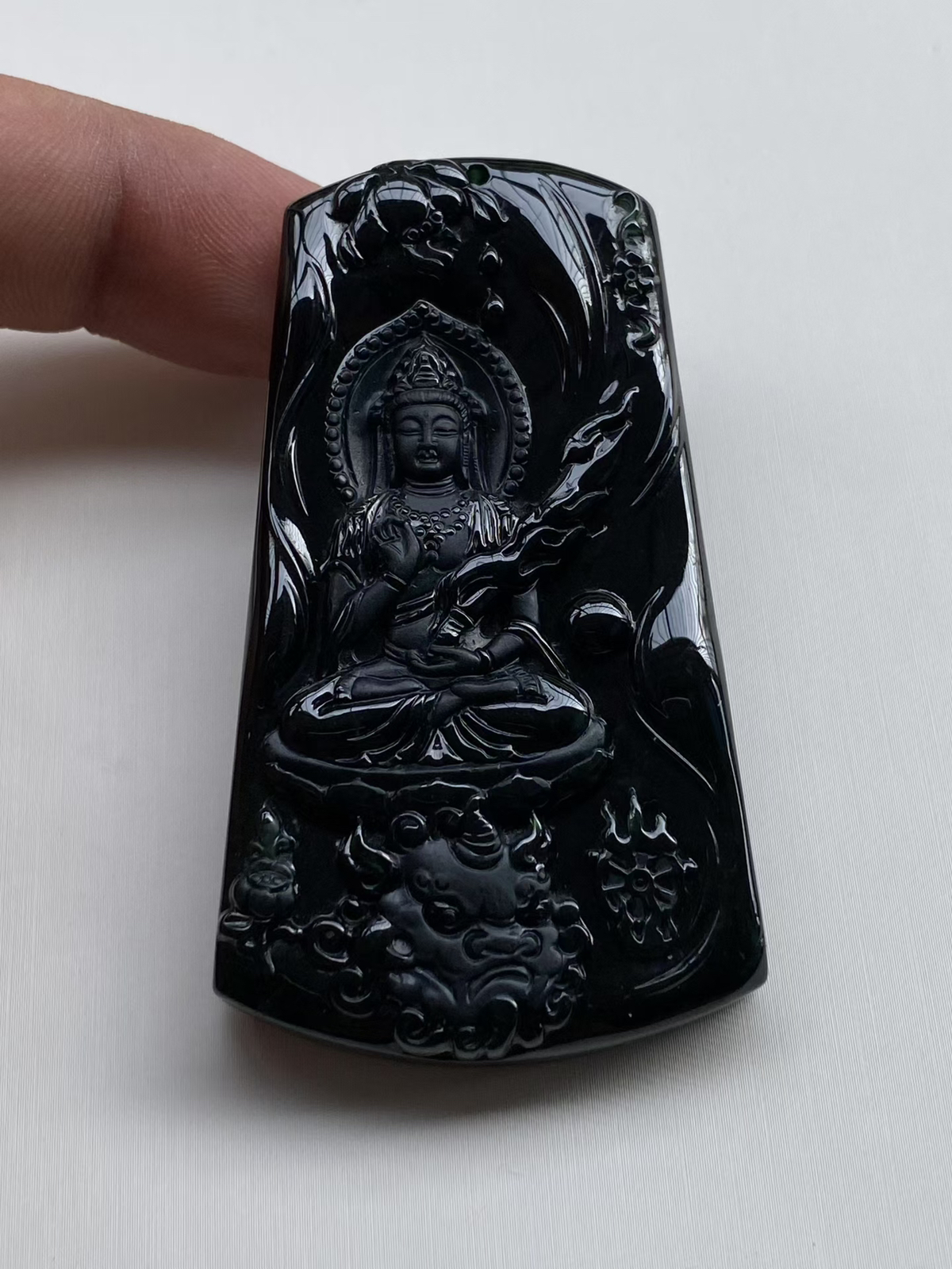 墨翠：【文殊菩萨】细腻干净，黑度好，性价比高，雕工精湛，打灯透绿