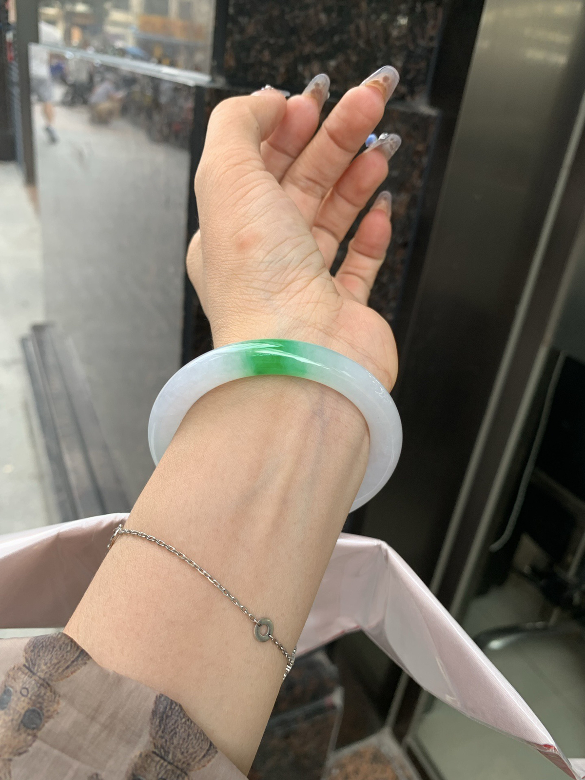 白底青辣绿圆条，无暇。底妆水润，一抹辣绿花点缀，镯色生香，腕间之美，水润中透着灵气，仙气缭绕，温婉可人，举手投足间皆是美好