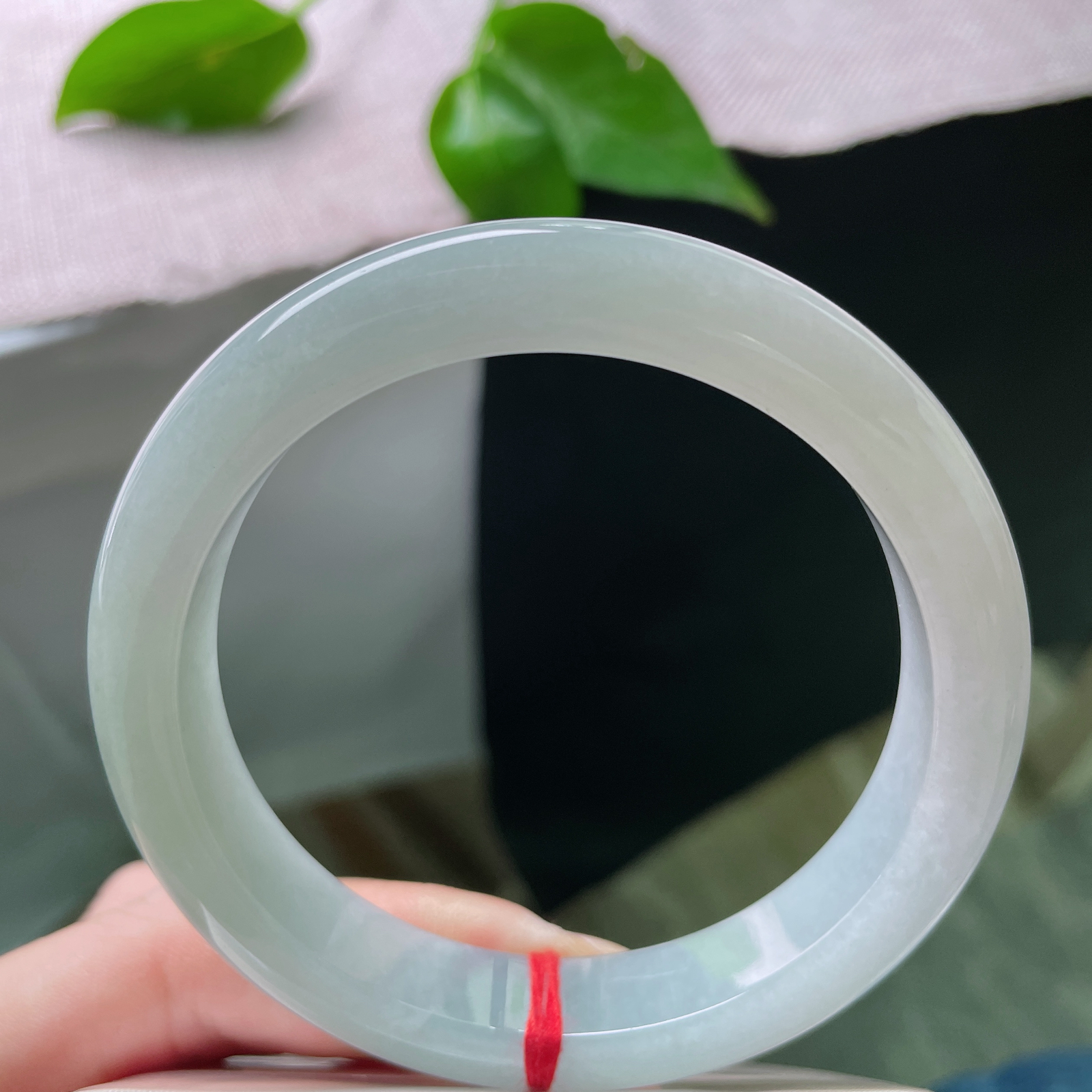 59.3/12.1/8.9，绿底正圈，浅绿柔光，干净通透，衬得手腕白皙纤细，温柔到骨子里。皮纹，ss50600a..