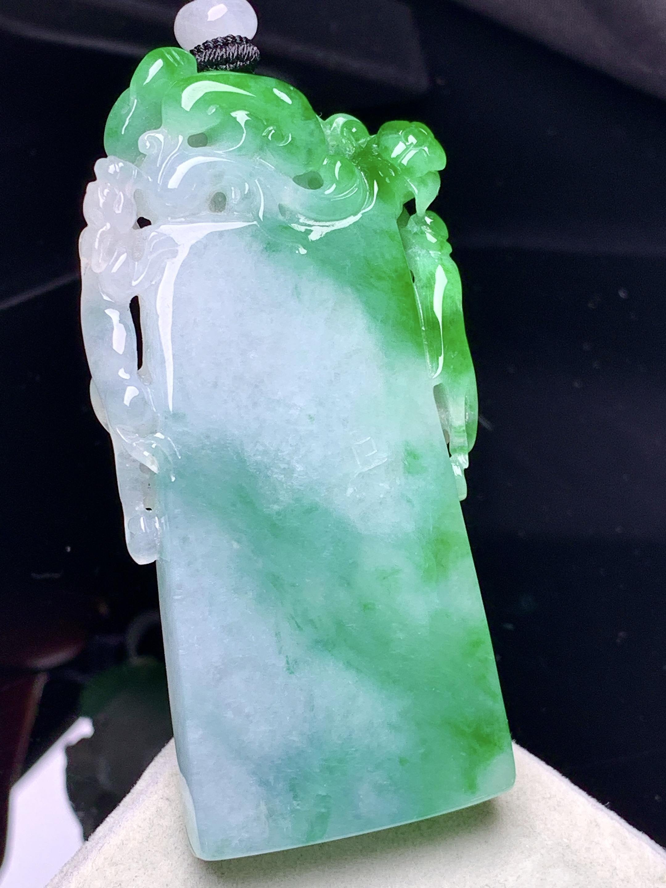 飘绿竹节吊坠 玉质细腻 色泽艳丽清新 水润亮眼 整体尺寸60.8*26*7.8 L1