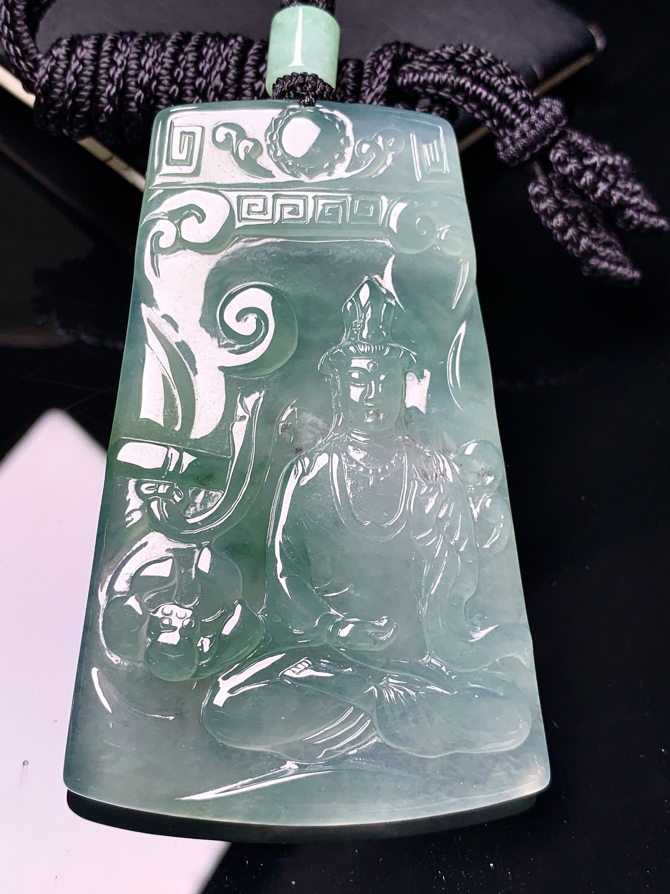 飘绿观音菩萨吊坠 玉质细腻 色泽艳丽清新 水润亮眼 整体尺寸67.8*40.6*5.3 L1