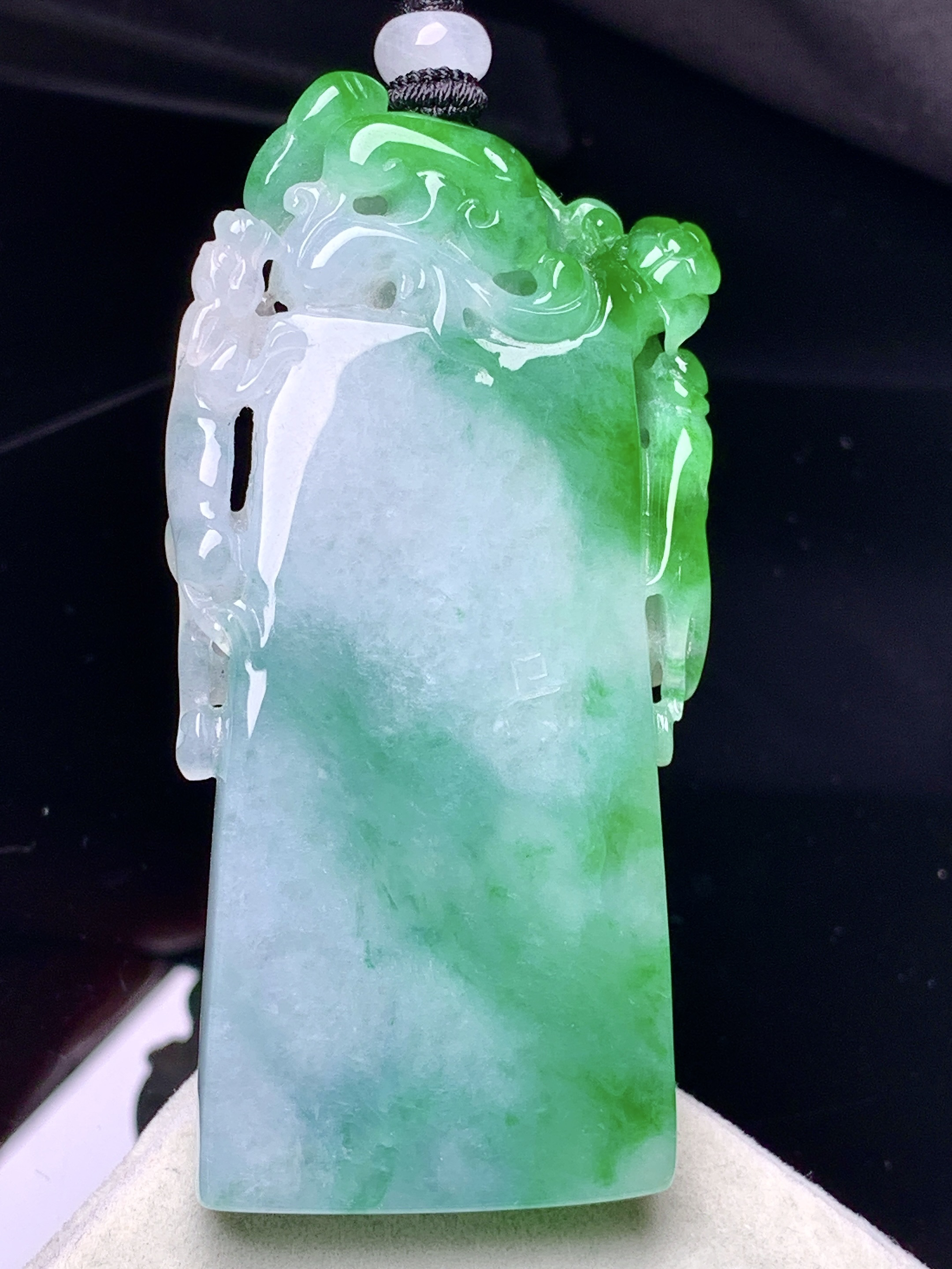 飘绿竹节吊坠 玉质细腻 色泽艳丽清新 水润亮眼 整体尺寸60.8*26*7.8 L1