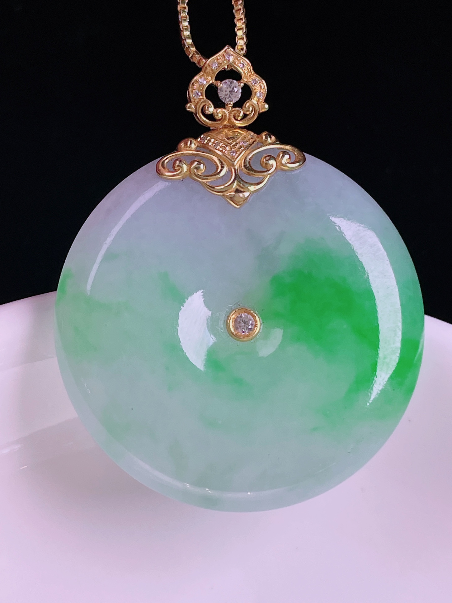️飘绿平安扣，老种起光，细底通透，尺寸：38.5/31.3/6.2mm，0506