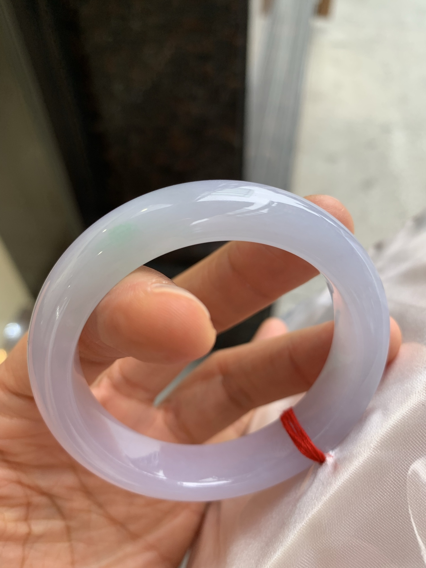 正圈冰种飘绿，有纹，尺寸51.7/12.7/8.8，小圈口