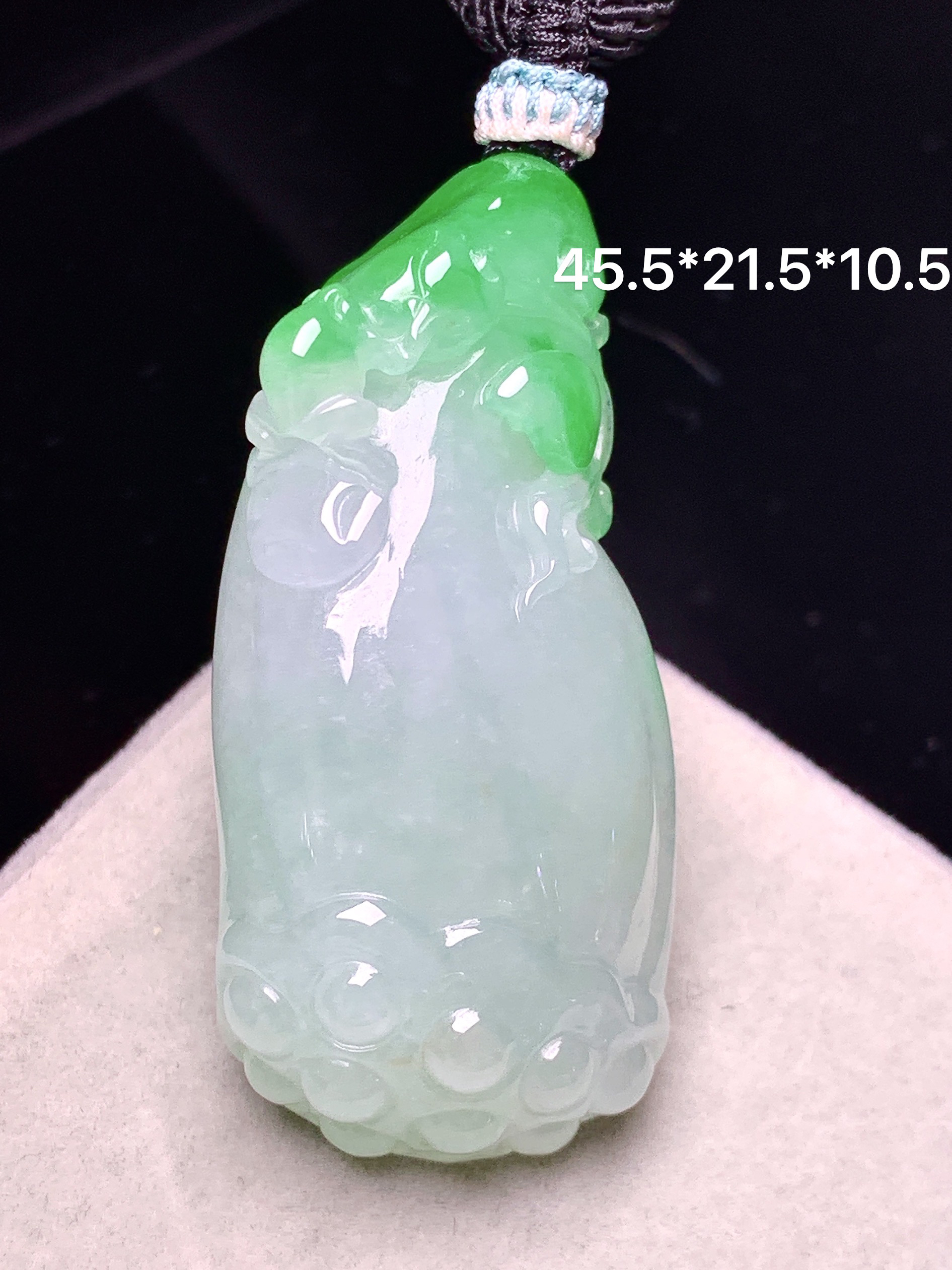 飘绿莲蓬吊坠 玉质细腻 色泽艳丽清新 水润亮眼 整体尺寸45.5*21.5*10.5 a5