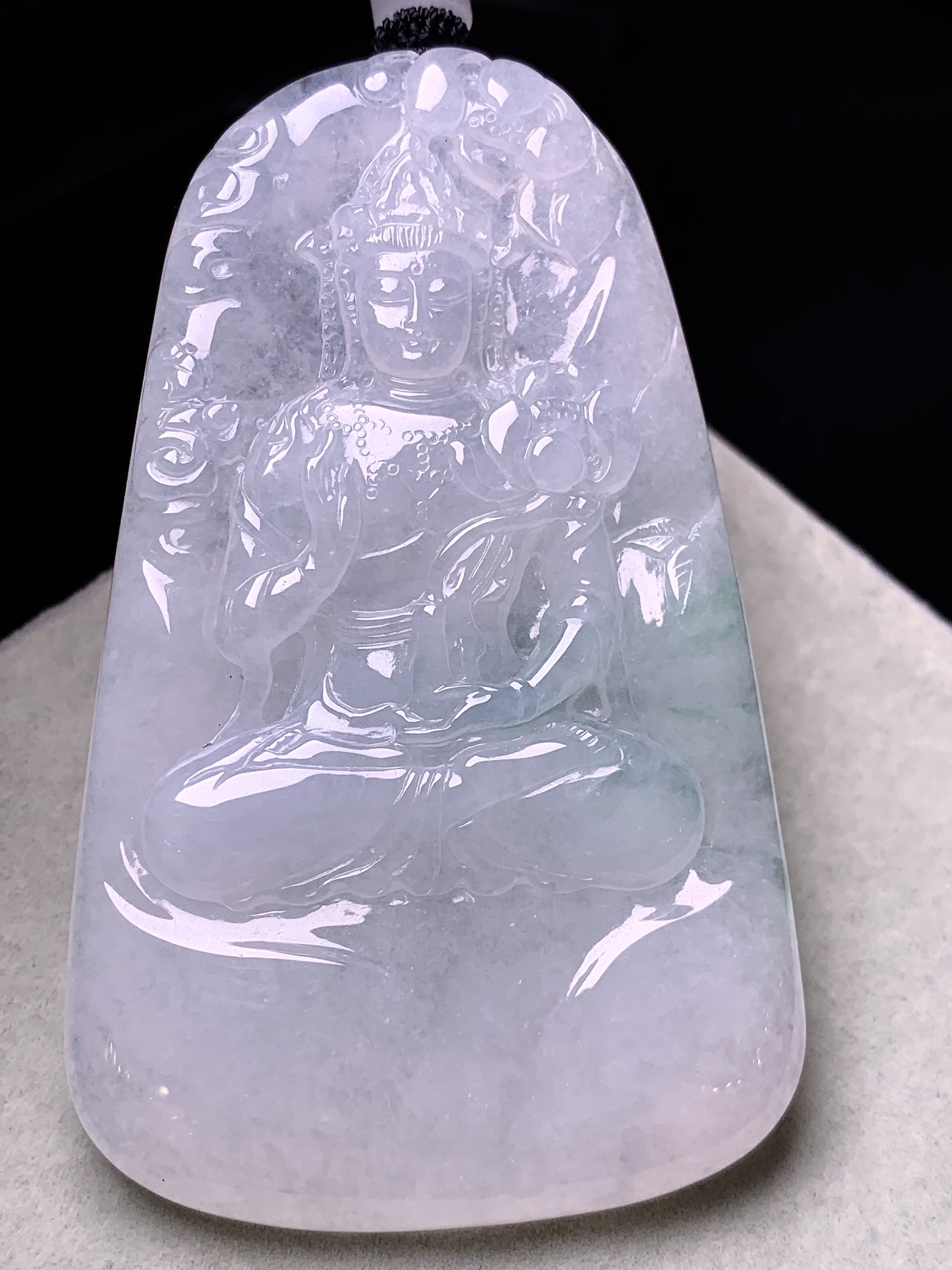 冰种飘绿观音菩萨吊坠 玉质细腻 色泽艳丽清新 水润亮眼 整体尺寸69.5*42.2*7.8 L1