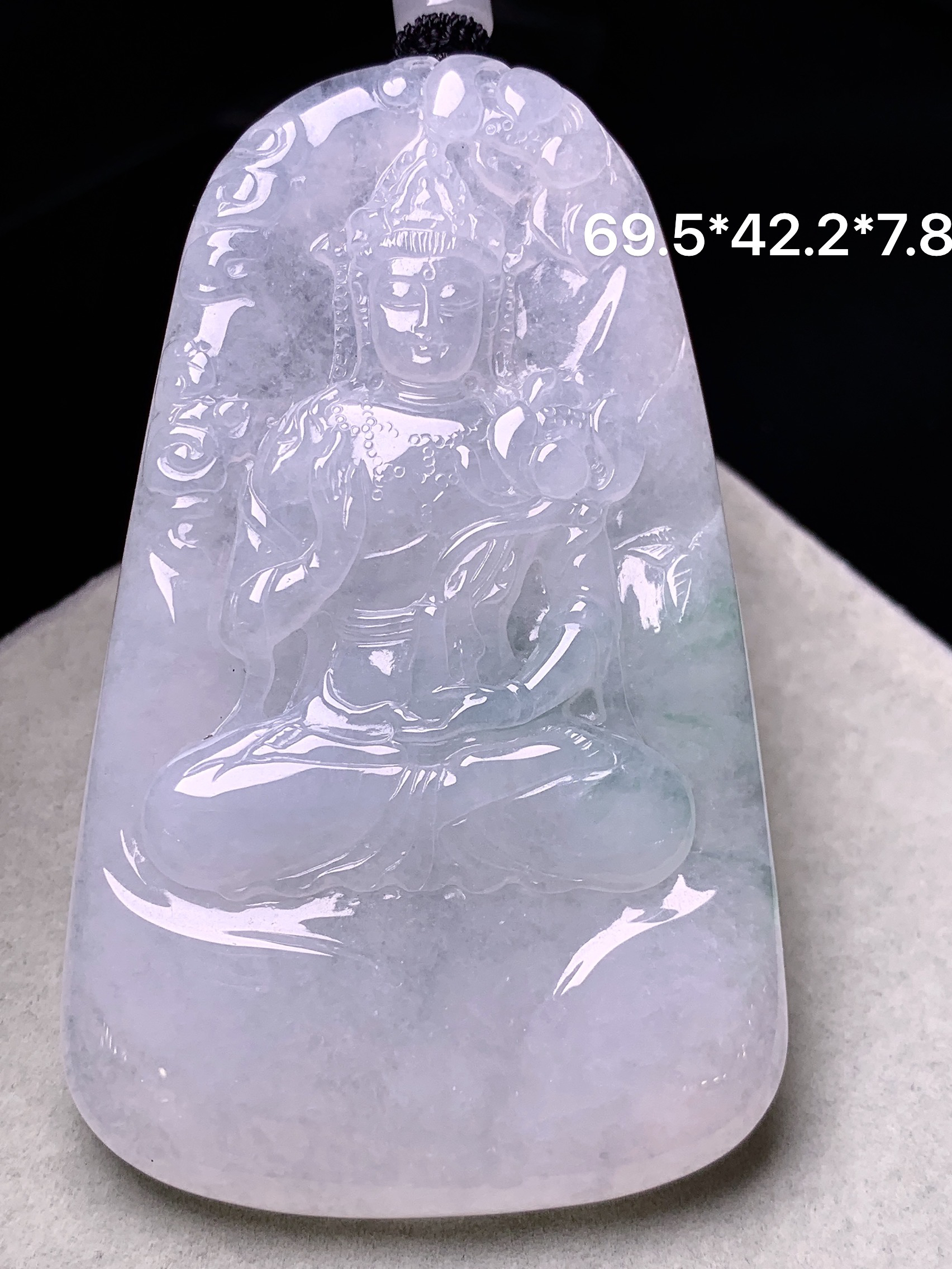 冰种飘绿观音菩萨吊坠 玉质细腻 色泽艳丽清新 水润亮眼 整体尺寸69.5*42.2*7.8 L1